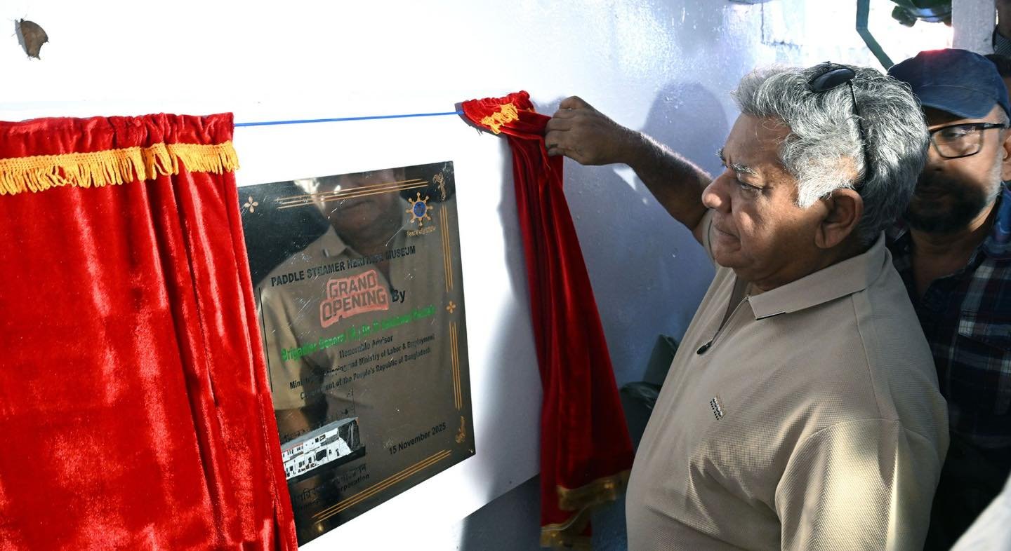 পর্যটন সার্ভিস হিসেবে শতবর্ষী প্যাডেল স্টিমার পি এস মাহসুদ–এর আনুষ্ঠানিক উদ্বোধন করেছেন নৌপরিবহন উপদেষ্টা