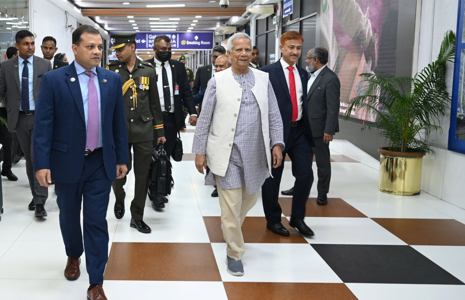মালয়েশিয়া সফর শেষে দেশে ফিরেছেন প্রধান উপদেষ্টা