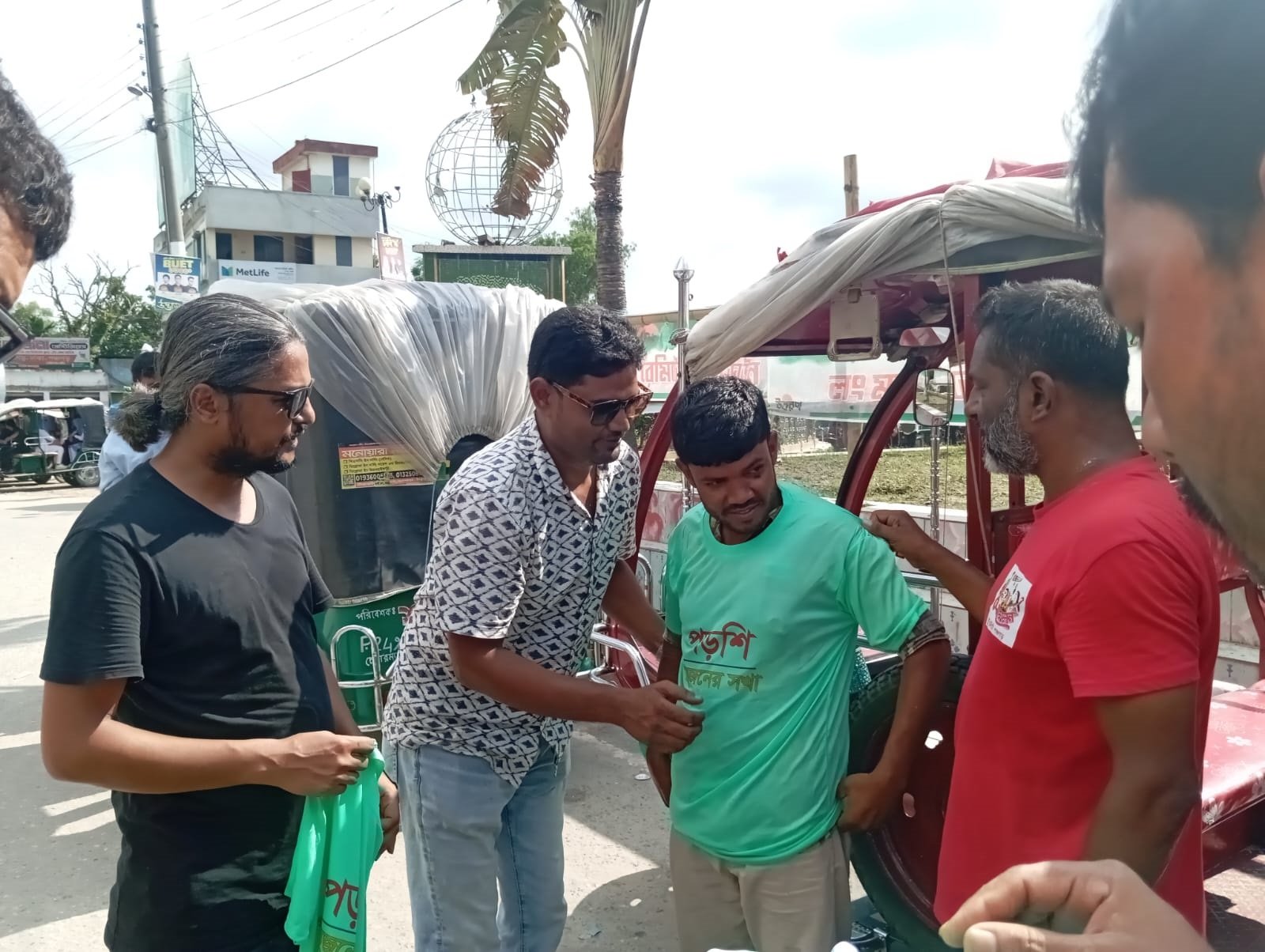 পঞ্চগড়ে ভিনগোলার্ধ এর উদ্যোগে রিকশাচালকদের মাঝে টি-শার্ট বিতরণ