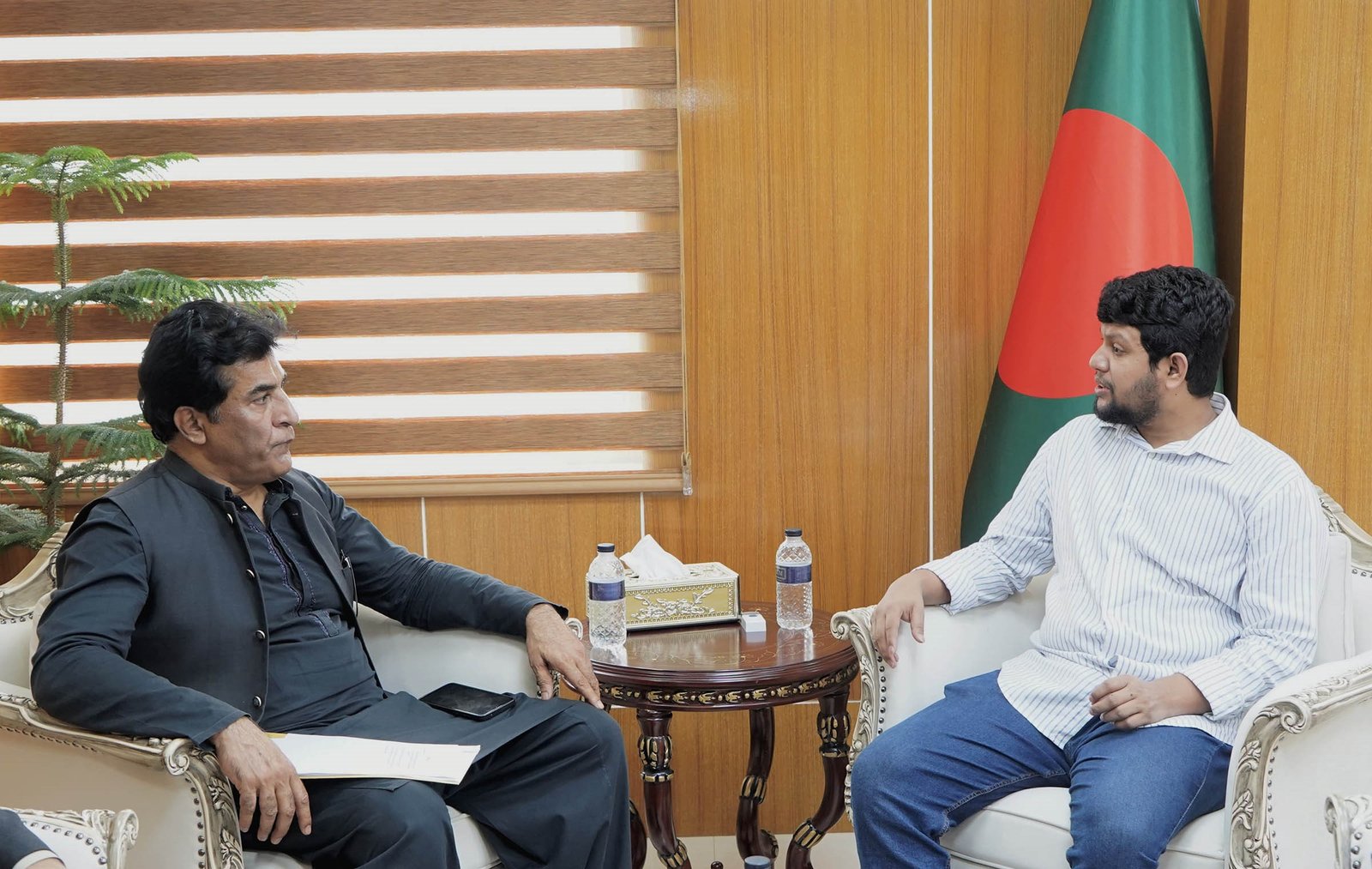 তথ্য উপদেষ্টার সঙ্গে পাকিস্তানের হাইকমিশনারের সাক্ষাৎ