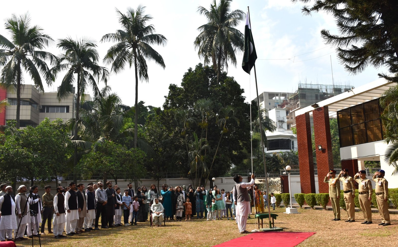 ঢাকায় পাকিস্তান দিবস উদযাপনে পতাকা উত্তোলন অনুষ্ঠান