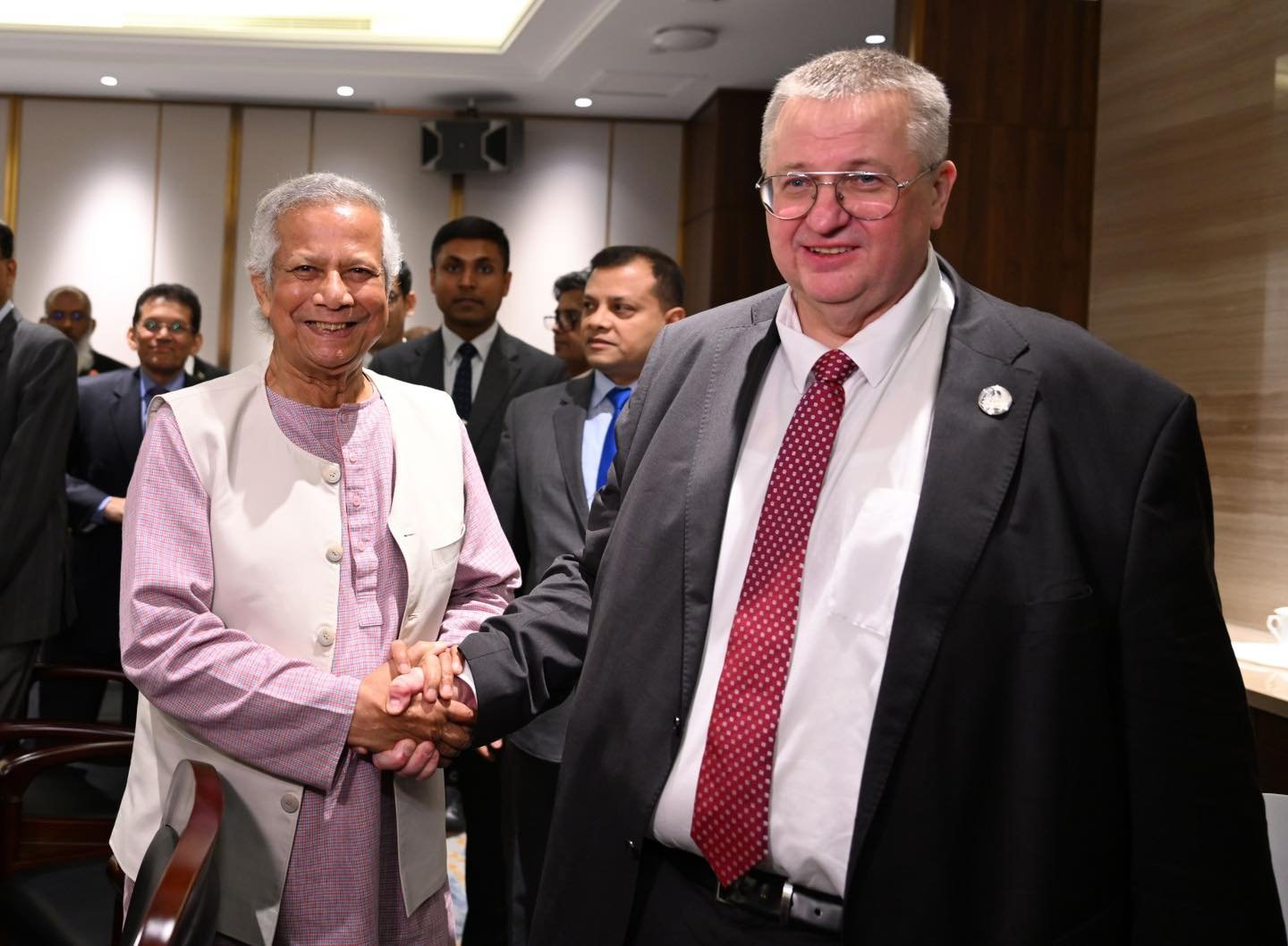 চীনের হাইনানে বোয়াও ফোরাম এশিয়ার বার্ষিক সম্মেলনে প্রধান উপদেষ্টার সাথে রাশিয়ার উপ-প্রধানমন্ত্রীর সাক্ষাৎ