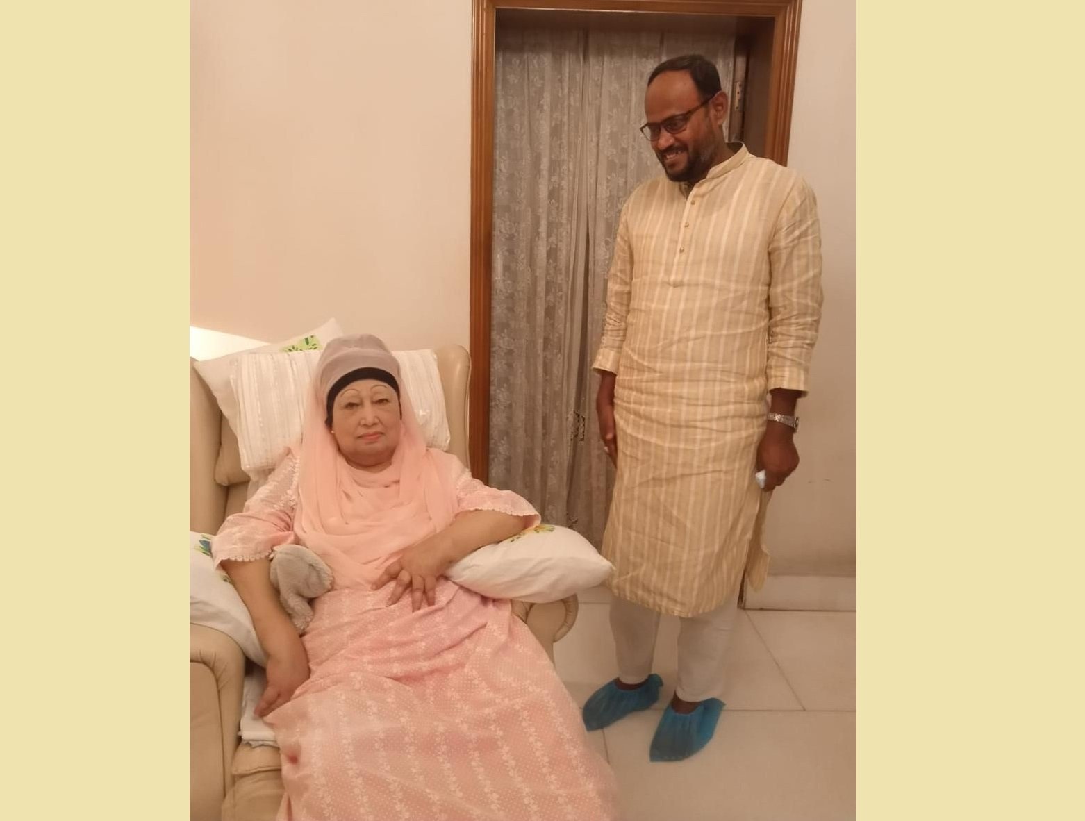 জাতীয় বিপ্লব ও সংহতি দিবসের ৫০ বছর পূর্তি উপলক্ষে খালেদা জিয়ার কাছে আমন্ত্রণপত্র হস্তান্তর