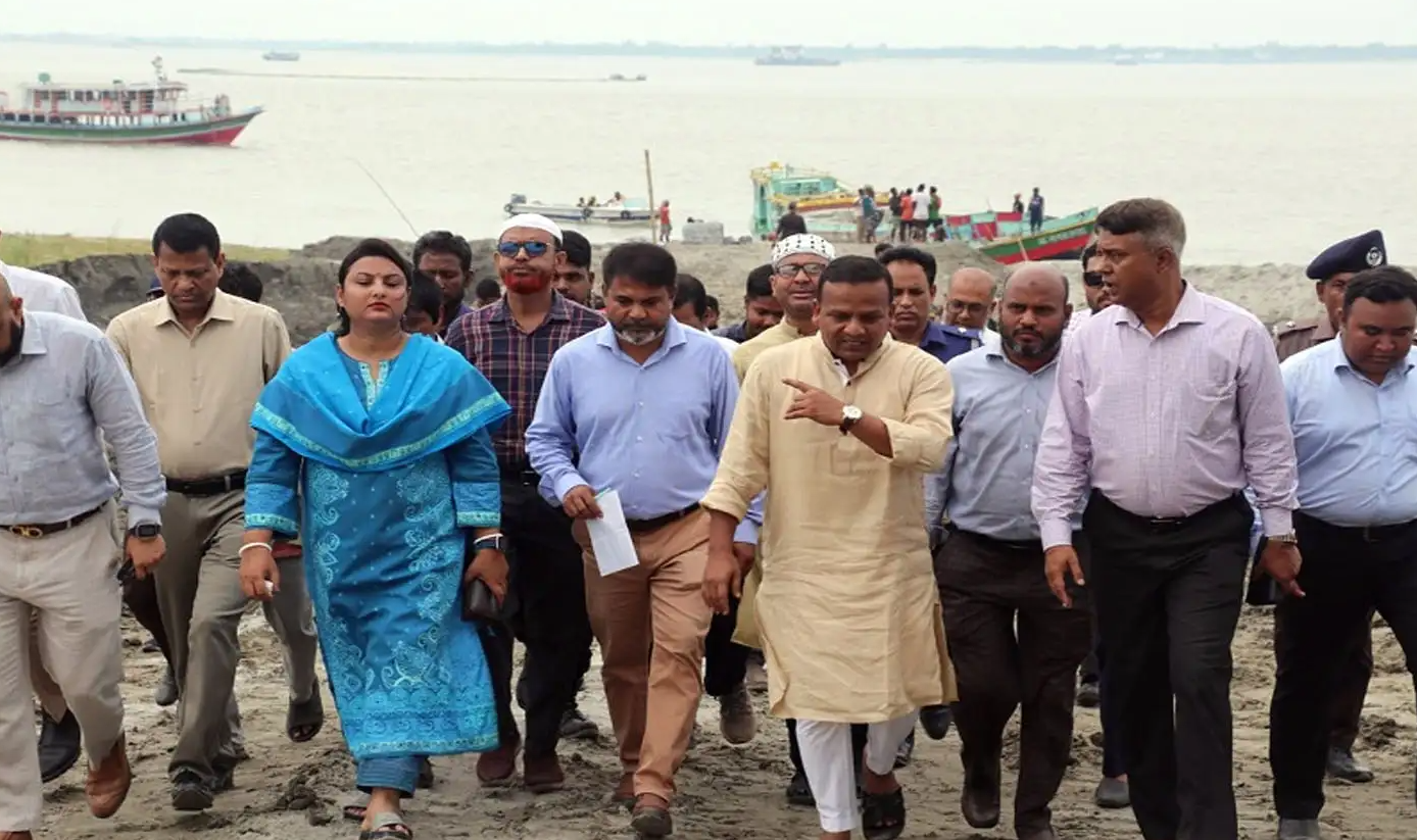 নৌপথে ঈদযাত্রার প্রস্তুতি দেখতে পাটুরিয়া-দৌলতদিয়া ফেরিঘাট পরিদর্শন করলেন নৌপরিবহন প্রতিমন্ত্রী