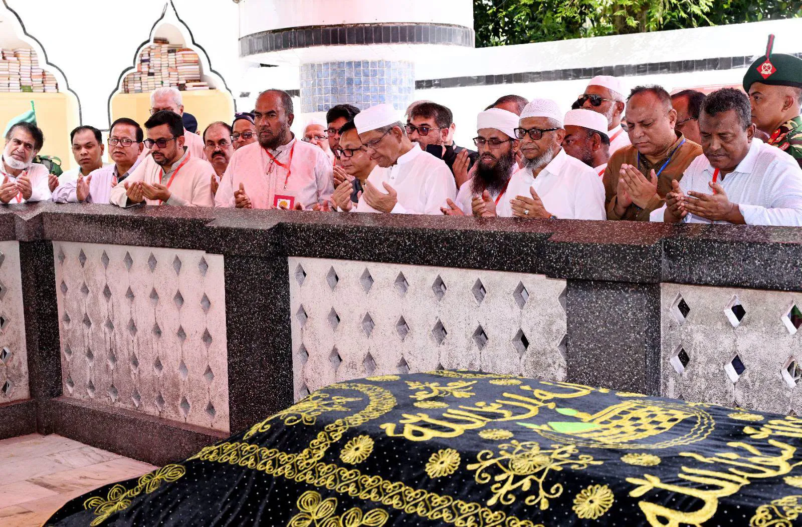 সিলেটে শাহজালাল ও শাহপরানের মাজার জিয়ারত করলেন রাষ্ট্রপতি মির্জা ফখরুল ইসলাম আলমগীর
