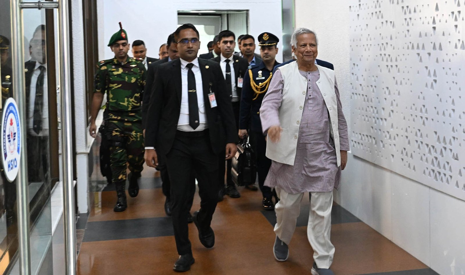 নিউইয়র্ক সফর শেষে দেশে ফিরেছেন প্রধান উপদেষ্টা