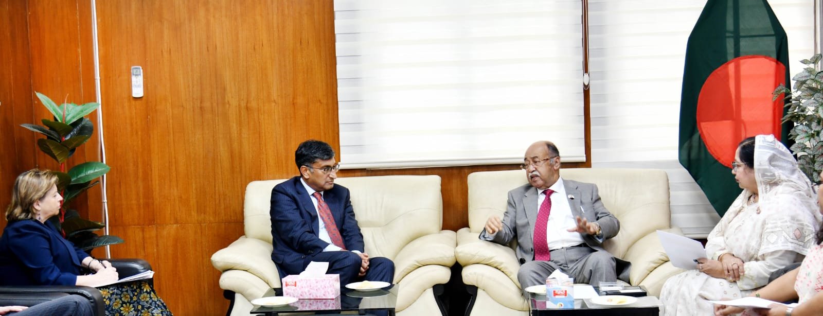 শিল্পমন্ত্রীর সঙ্গে কানাডার ইন্দো-প্যাসিফিক বাণিজ্য প্রতিনিধির সাক্ষাৎ।
