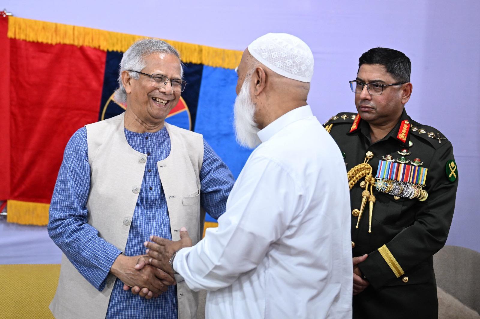 সশস্ত্র বাহিনী দিবসের অনুষ্ঠানে প্রধান উপদেষ্টার সঙ্গে সৌজন্য সাক্ষাৎ করেছেন জামায়াত আমীর