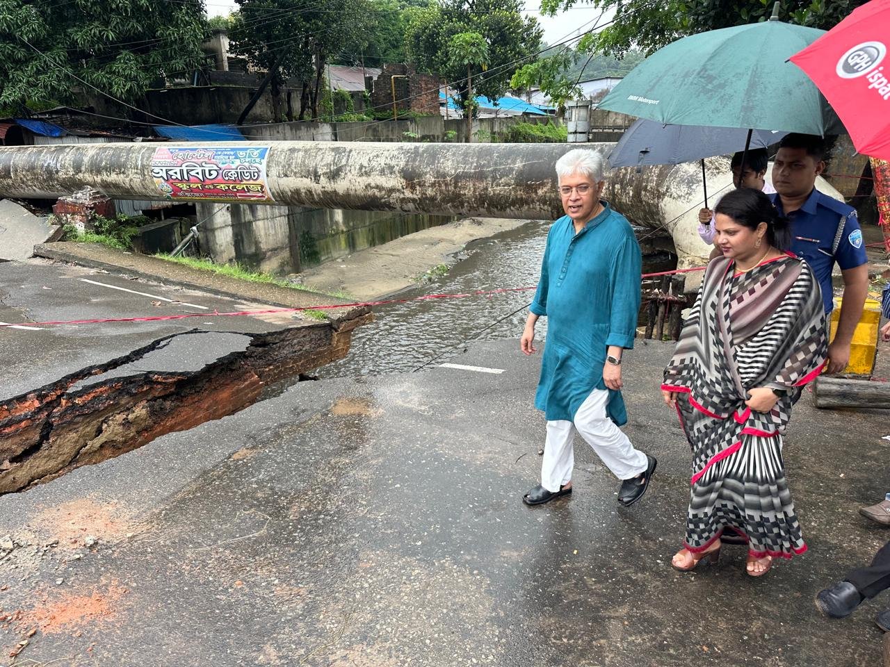 "চট্রগ্রামের শীতল ঝর্ণা খালের ওপর ধসে পড়া সেতু পরিদর্শন করেছেন শিল্প উপদেষ্টা'