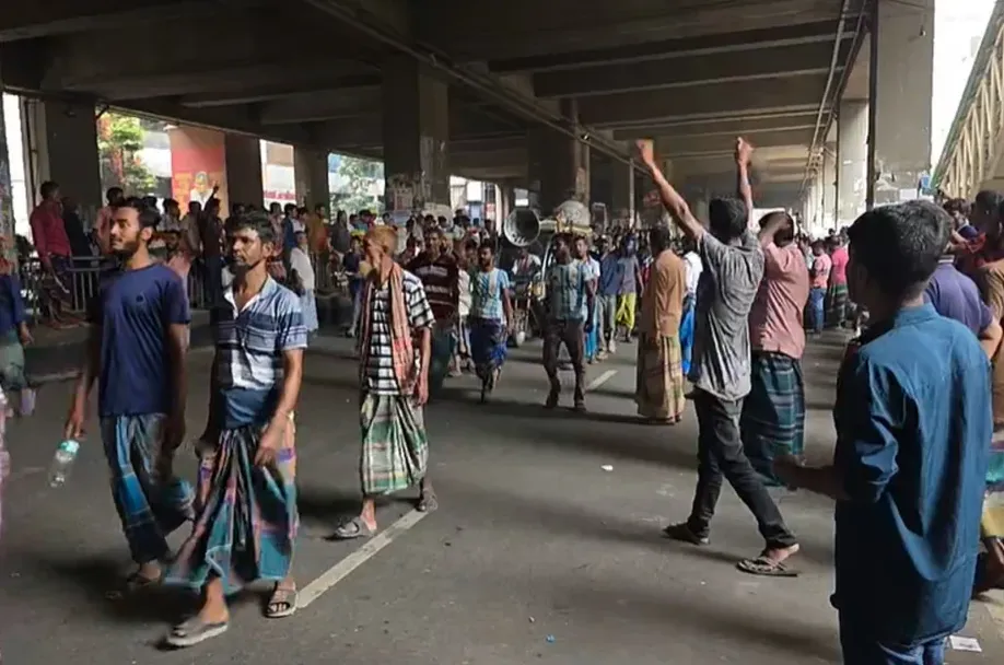 বিদ্যুৎ সংযোগ বিচ্ছিন্নের প্রতিবাদে প্রেসক্লাবের সামনে অটোচালকদের সড়ক অবরোধ
