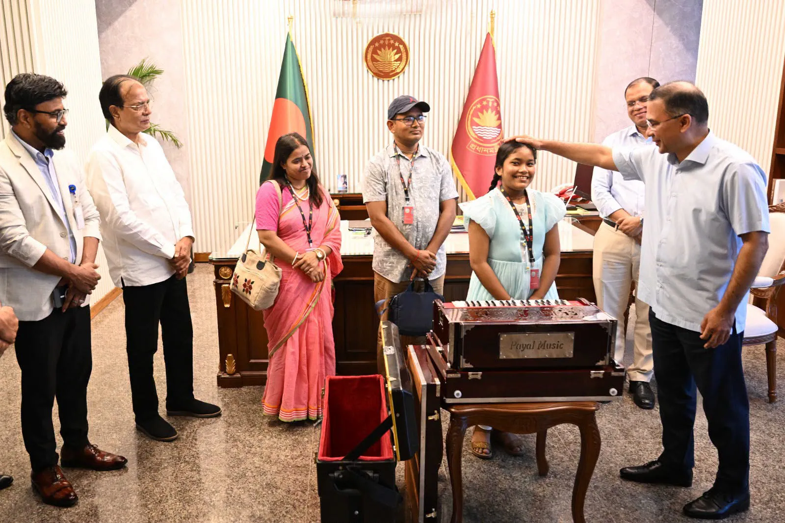 প্রধানমন্ত্রী তারেক রহমানের সঙ্গে দেখা করে স্বপ্নপূরণ অনুশ্রীর, মিলল হারমোনিয়াম উপহার