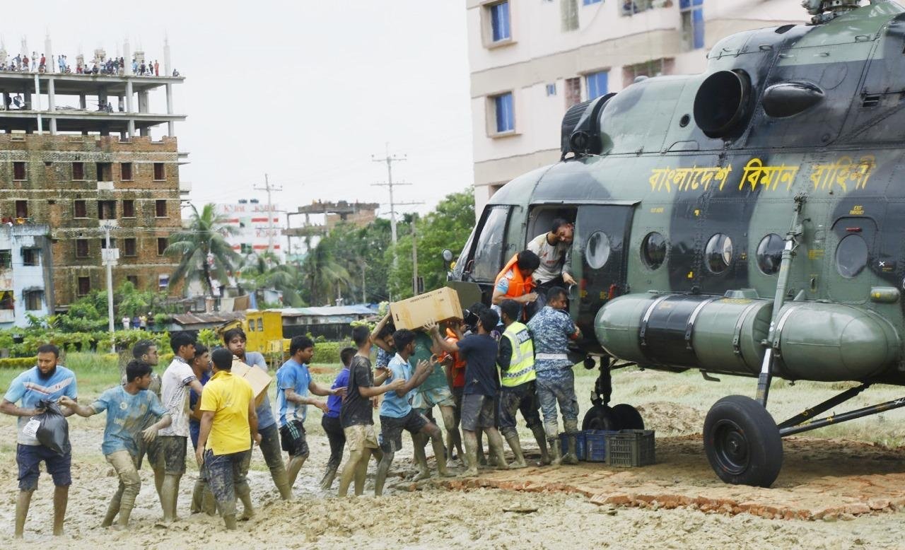 বাংলাদেশ বিমান বাহিনী কর্তৃক বন্যা কবলিত এলাকায় দুর্গতদের মাঝে মেডিকেল ক্যাম্প স্থাপনের মাধ্যমে চিকিৎসা সেবা প্রদান