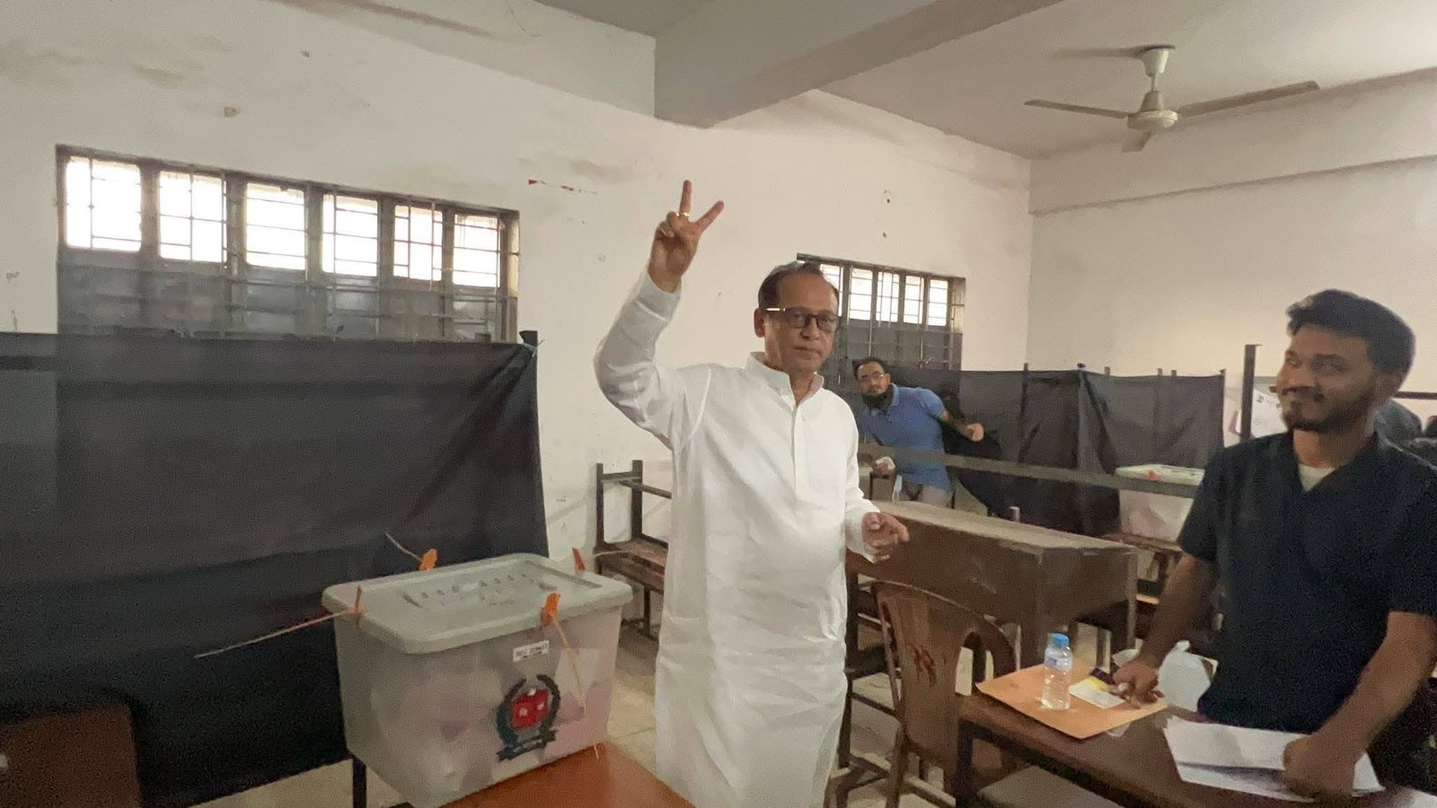 নিজ কেন্দ্রে ভোট দিলেন ঢাকা-১১ আসনে বিএনপি প্রার্থী ড. এম এ কাইয়ুম