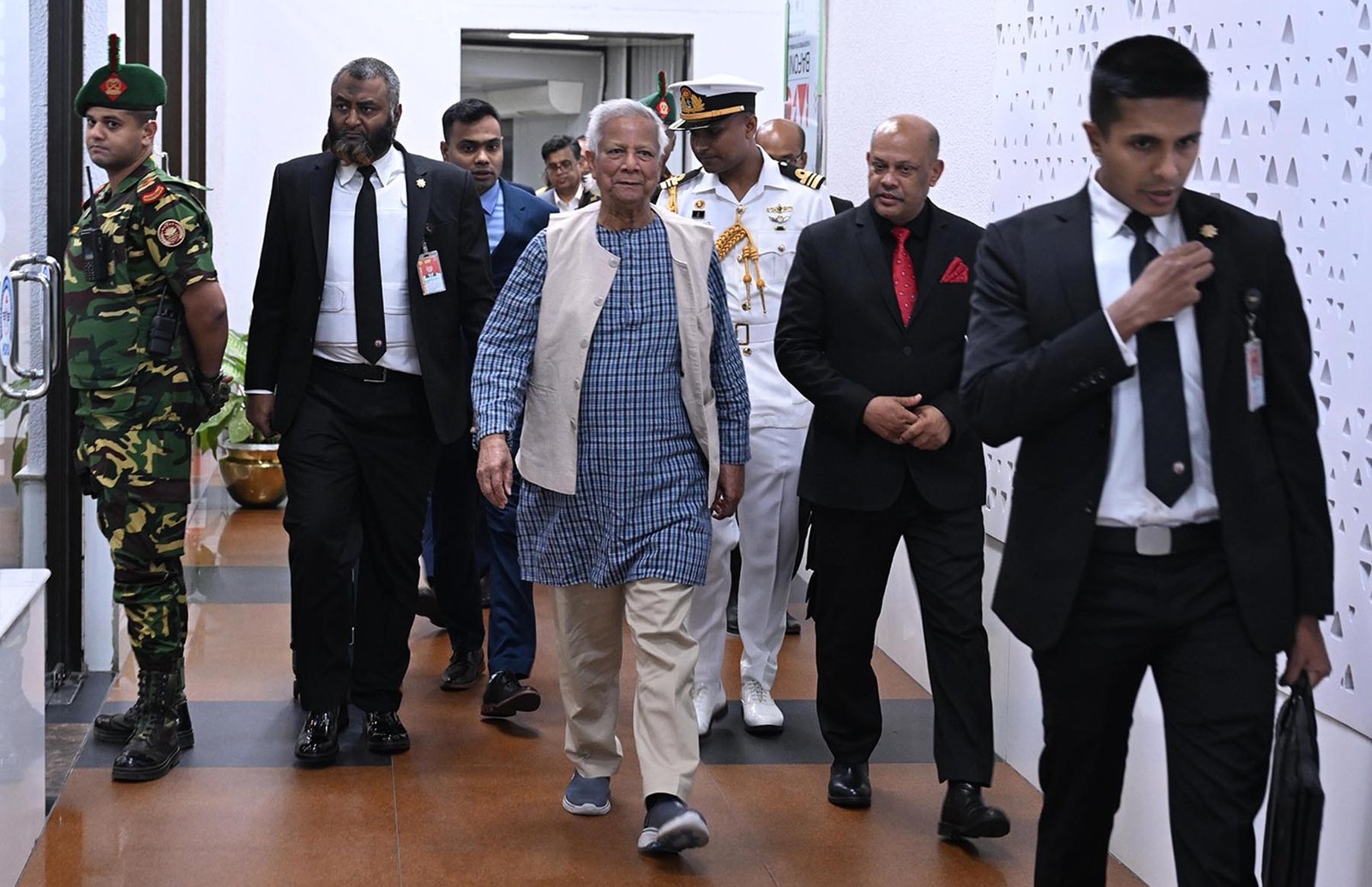 প্রধান উপদেষ্টা দেশে ফিরেছেন