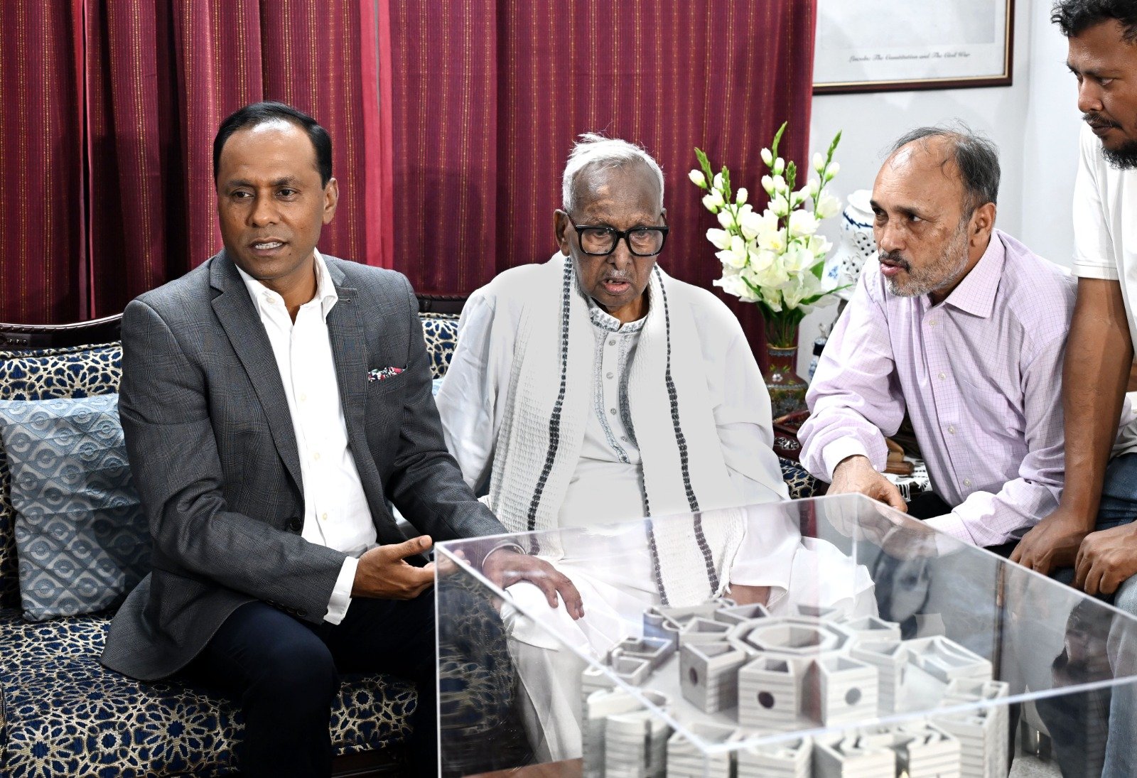 সাবেক স্পীকার ব্যারিস্টার জমির উদ্দিন সরকারের সঙ্গে বাংলাদেশ জাতীয় সংসদের ডেপুটি স্পীকার ব্যারিস্টার কায়সার কামালের সৌজন্য সাক্ষাৎ ও শুভেচ্ছা বিনিময়