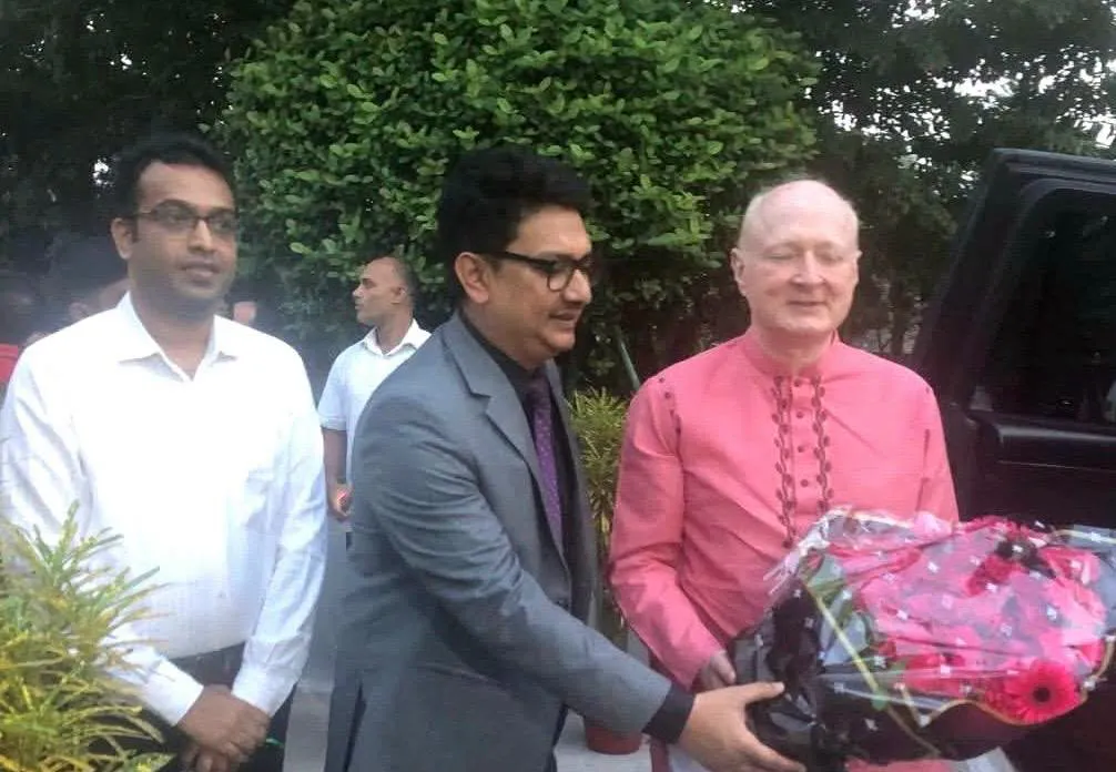 টাঙ্গাইলের মির্জাপুরে দুর্গাপূজার আয়োজনে অংশগ্রহণ করলেন জার্মান রাষ্ট্রদূত রুডিগার লটজ