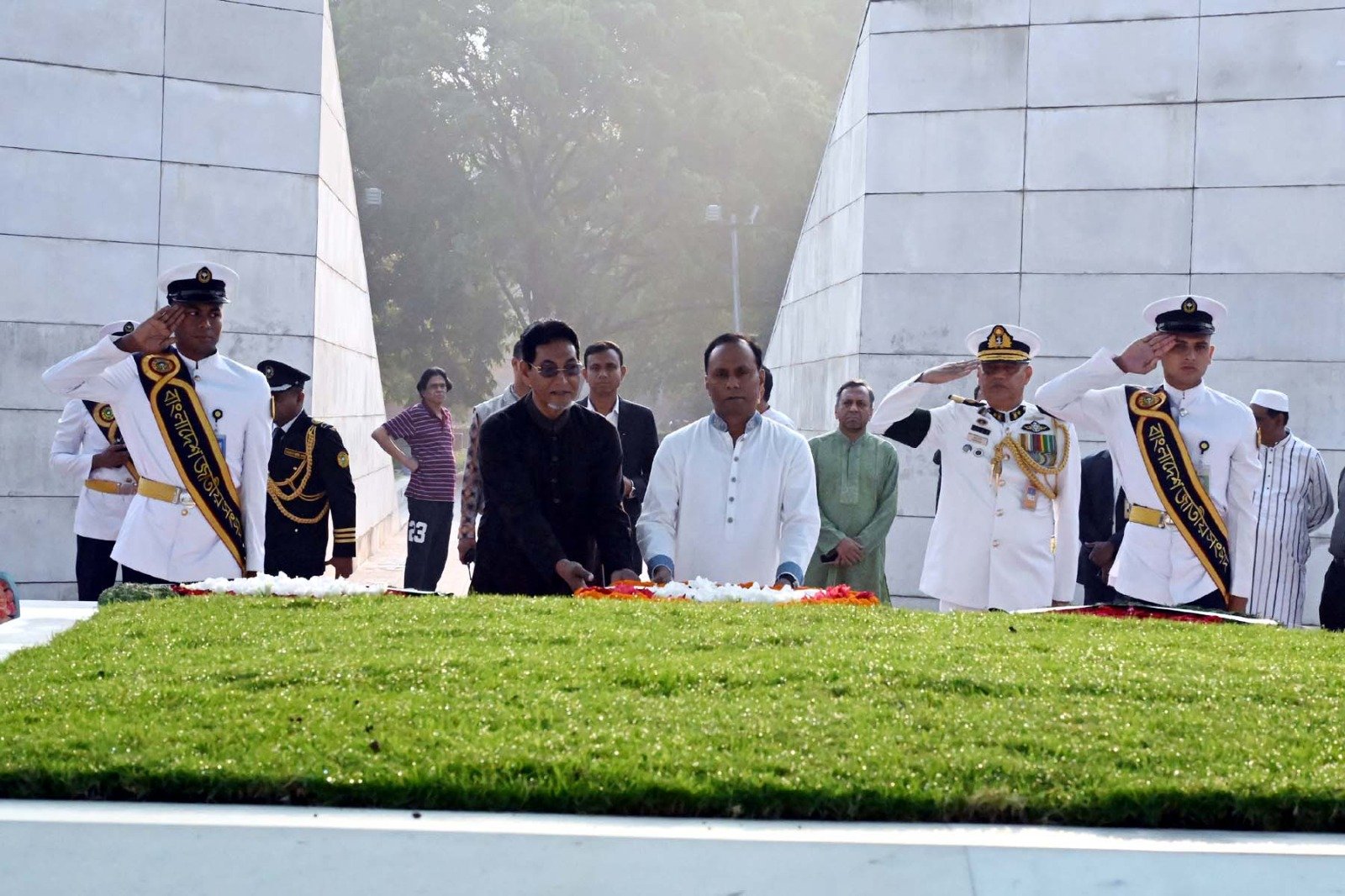 শহীদ রাষ্ট্রপতি জিয়াউর রহমান এবং সাবেক প্রধানমন্ত্রী বেগম খালেদা জিয়ার সমাধিতে জাতীয় সংসদের ডেপুটি স্পীকার ও চীফ হুইপের শ্রদ্ধা নিবেদন
