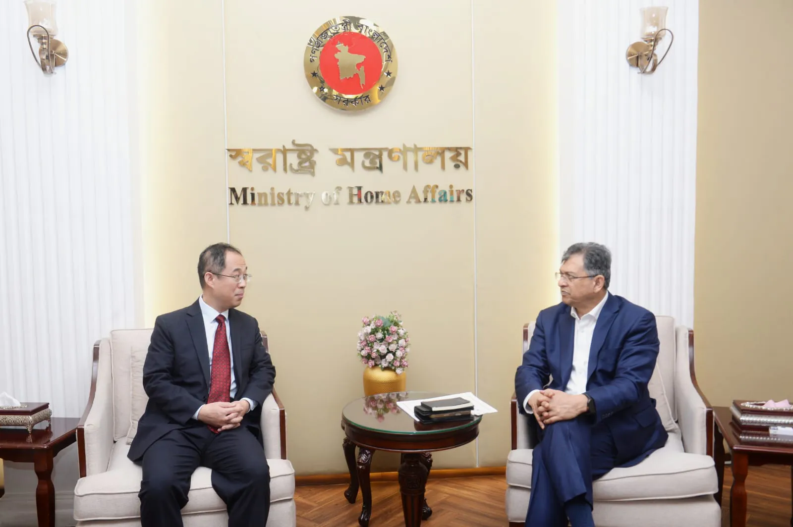 স্বরাষ্ট্রমন্ত্রীর সঙ্গে সৌজন্য সাক্ষাৎ করলেন চীন দূতাবাসের চার্জ দ্য অ্যাফেয়ার্স