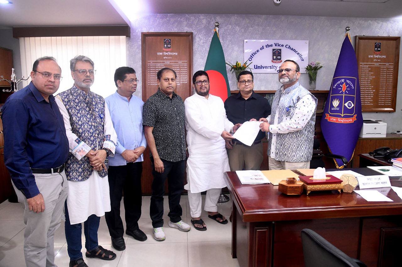 গণঅভ্যুত্থানে হামলাকারীদের বিচারসহ শিক্ষার মানোন্নয়নের ১১ দাবিতে ঢাবি উপাচার্যের কাছে সাদা দলের স্মারকলিপি