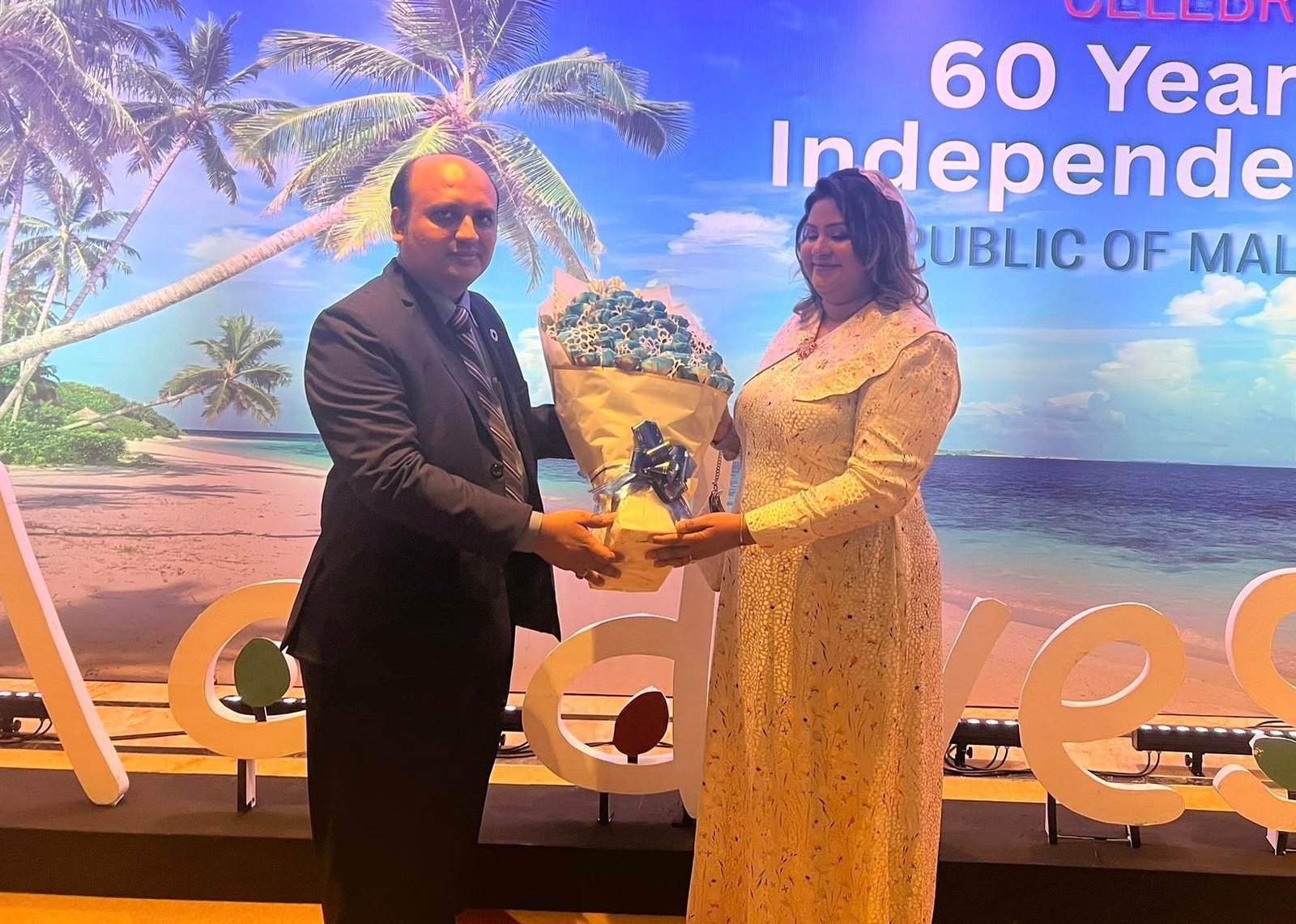 মালদ্বীপের স্বাধীনতার ৬০তম বার্ষিকী উপলক্ষে ‘দৈনিক ঢাকা ডায়লগ’-এর নির্বাহী সম্পাদক প্রকৌঃ মোঃ সজীবুল-আল-রাজীব এর পক্ষ থেকে ফুলেল শুভেচ্ছা
