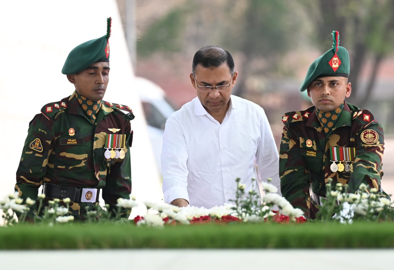 শহীদ জিয়া ও বেগম খালেদা জিয়ার সমাধিতে নিবেদন করলেন প্রধানমন্ত্রী তারেক রহমান