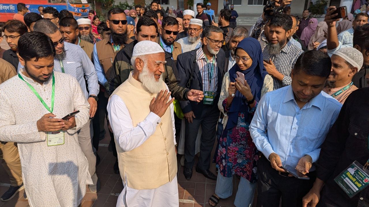 নিজ কেন্দ্রে ভোট দিলেন জামায়াত আমীর ডা. শফিকুর রহমান