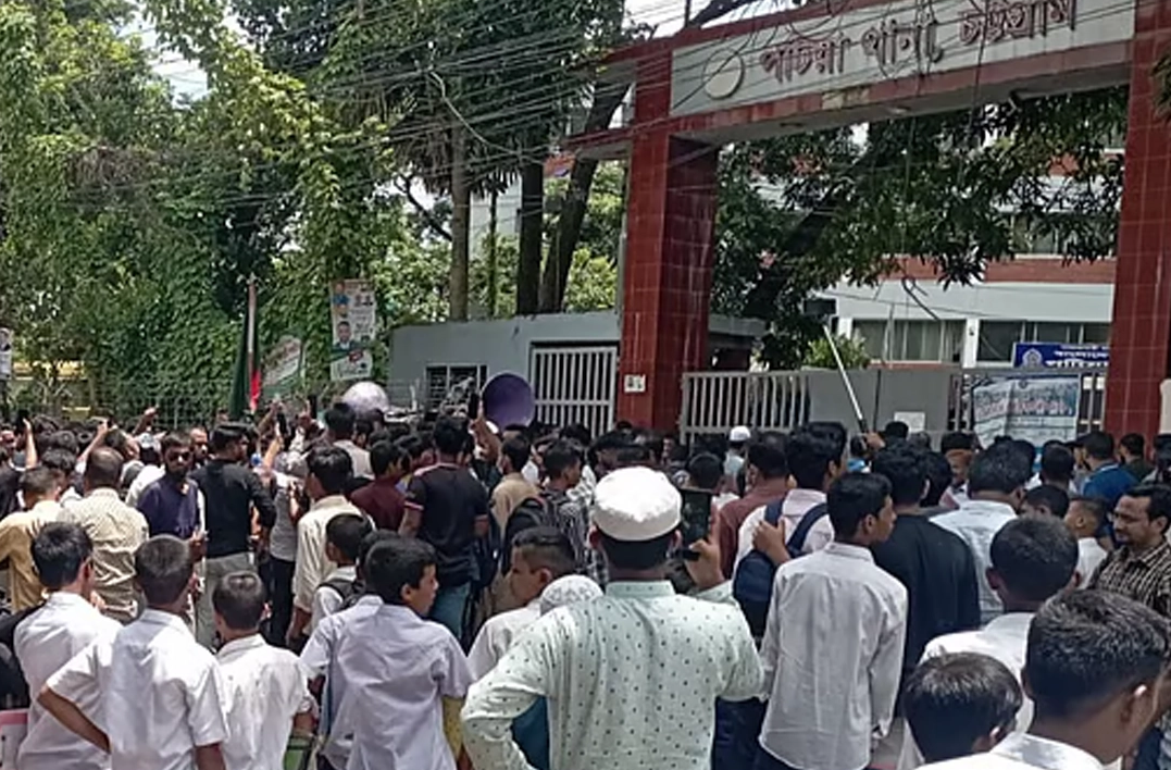 পটিয়া থানা ঘেরাও ও মহাসড়ক অবরোধ করেছে বৈষম্যবিরোধী ছাত্র আন্দোলন