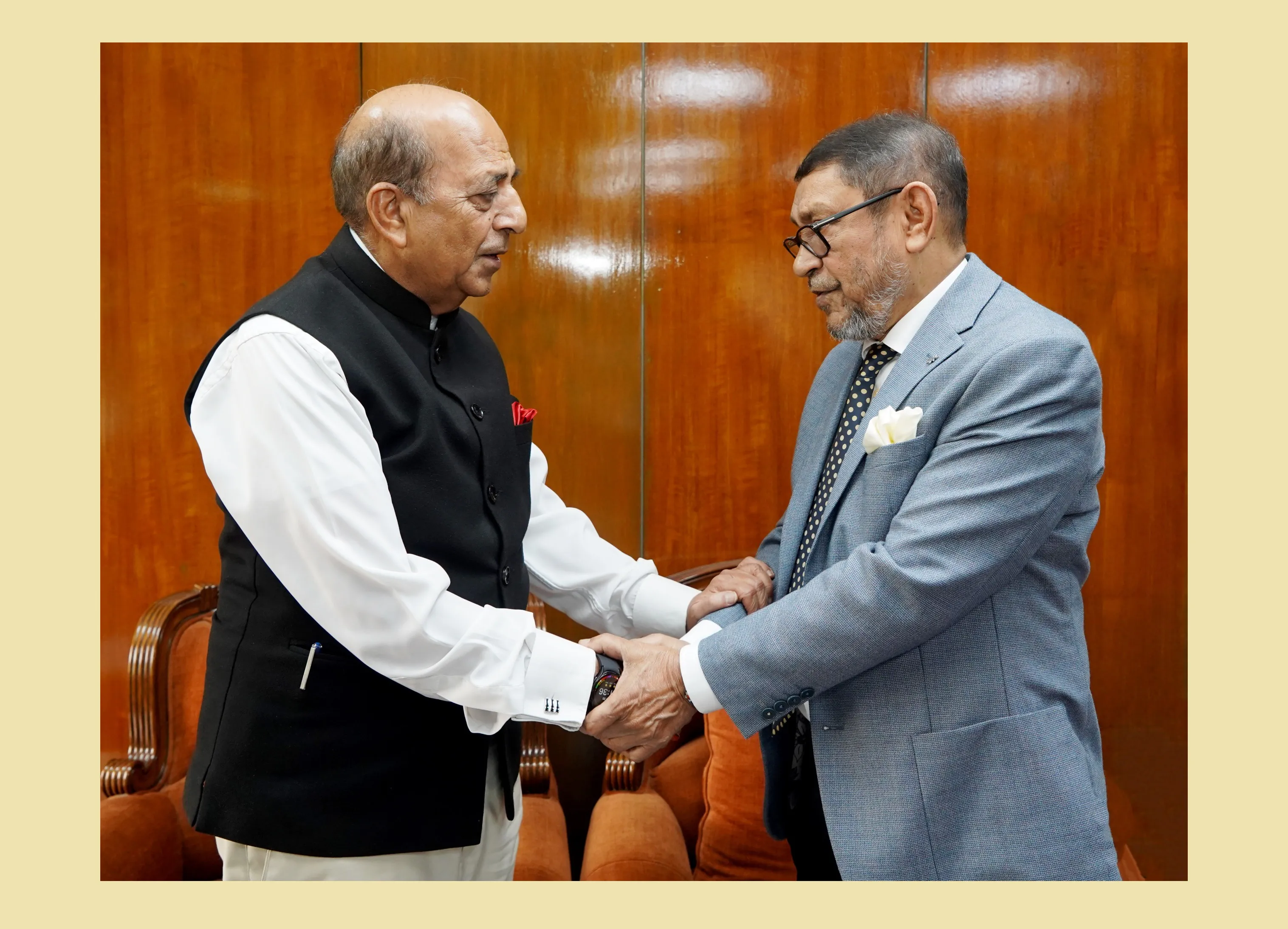 স্বাস্থ্যমন্ত্রীর সঙ্গে সৌজন্য সাক্ষাৎ করলেন ভারতীয় হাইকমিশনার দীনেশ ত্রিবেদী