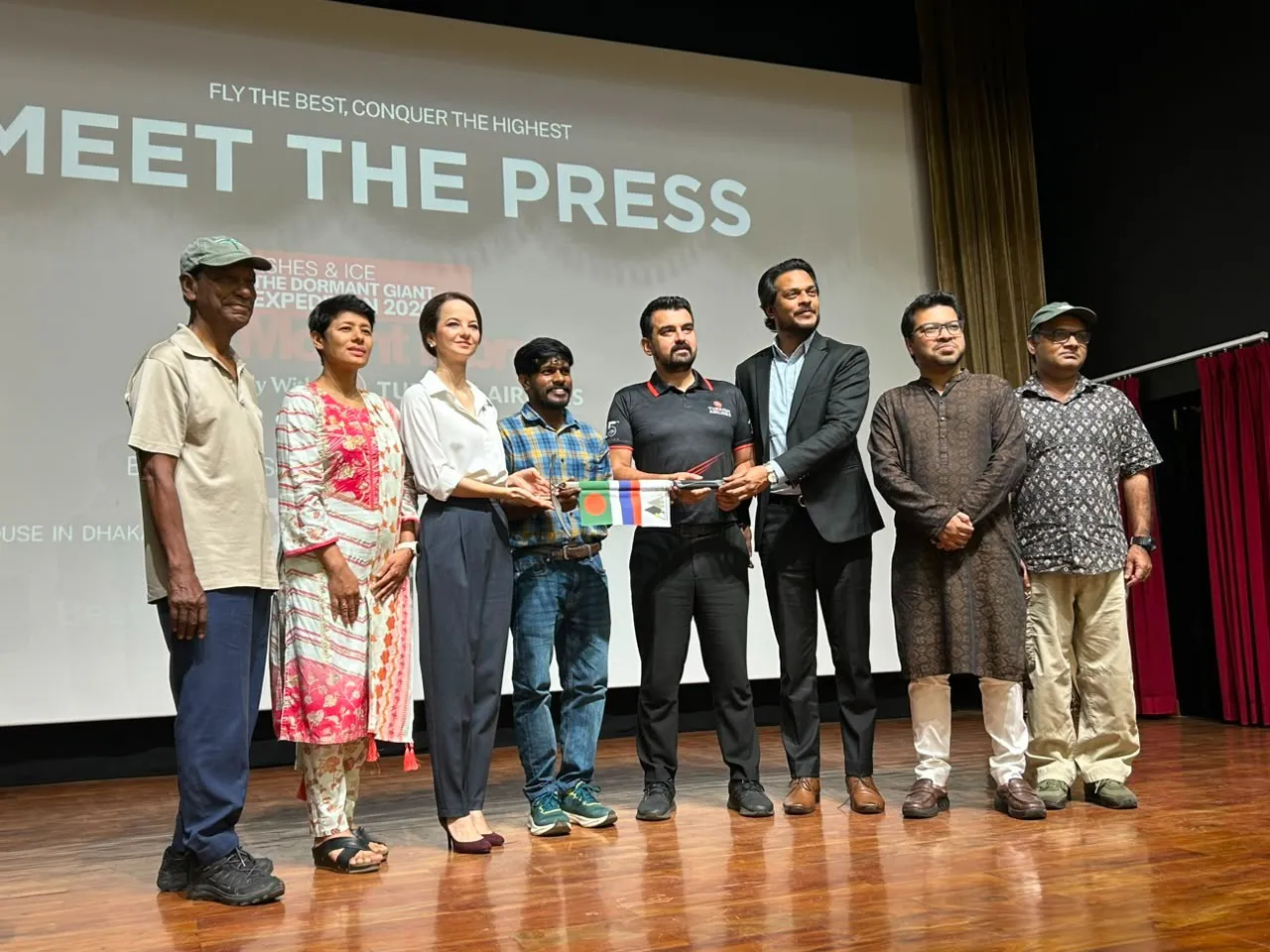 রাশিয়ার সর্বোচ্চ পর্বত মাউন্ট এলব্রুসে উড়বে বাংলাদেশের পতাকা