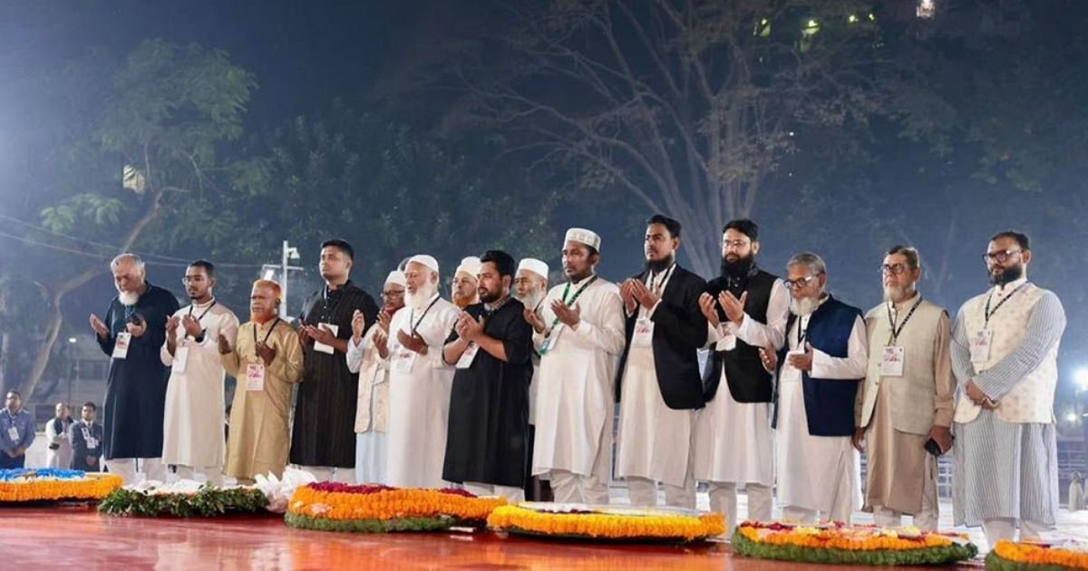 প্রথমবারের মতো কেন্দ্রীয় শহীদ মিনারে পুষ্পস্তবক অর্পণের মাধ্যমে আনুষ্ঠানিক শ্রদ্ধা নিবেদন করেছে জামায়াত