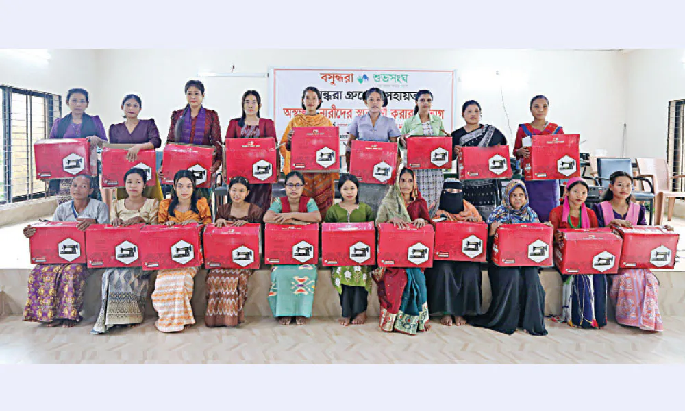 বান্দরবানের ১০০ নারীর হাতে সেলাই মেশিন দিল বসুন্ধরা শুভসংঘ