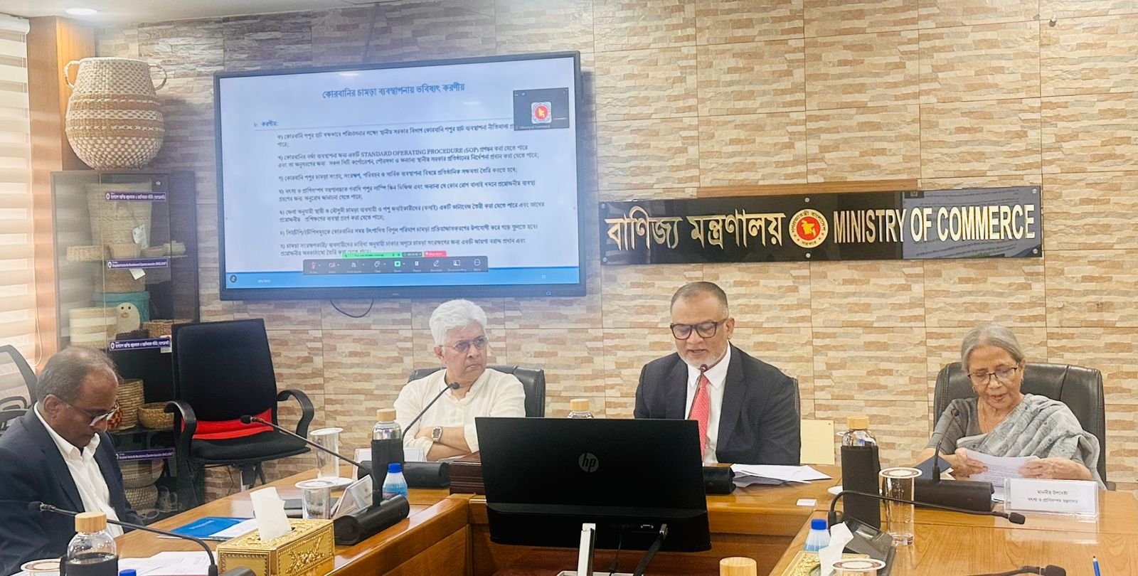 আগামি বছর চামড়া সংরক্ষণের আগ্রহ আরও বাড়বে: বাণিজ্য উপদেষ্টা