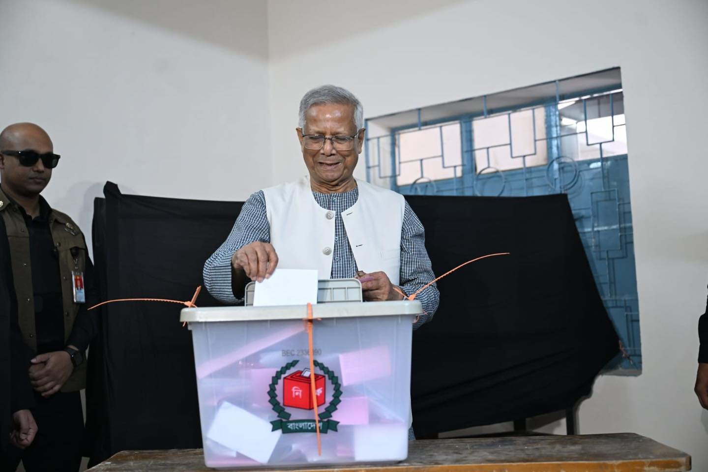 গুলশানে ভোট দিলেন প্রধান উপদেষ্টা অধ্যাপক মুহাম্মদ ইউনূস