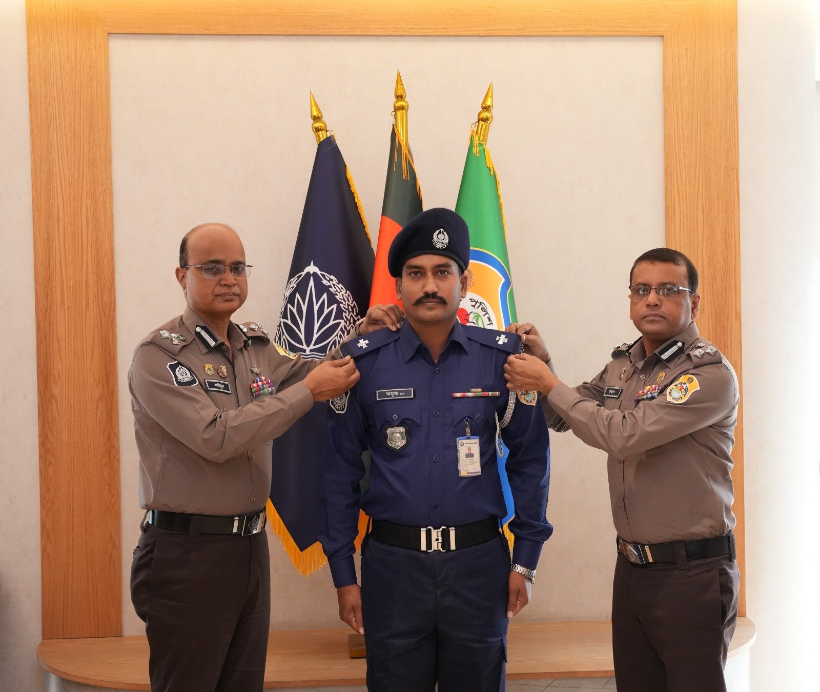 পদোন্নতিপ্রাপ্ত কনস্টেবল পুলিশ সদস্যদের র্যাংক ব্যাজ পরিয়ে দিলেন ট্যুরিস্ট পুলিশ প্রধান