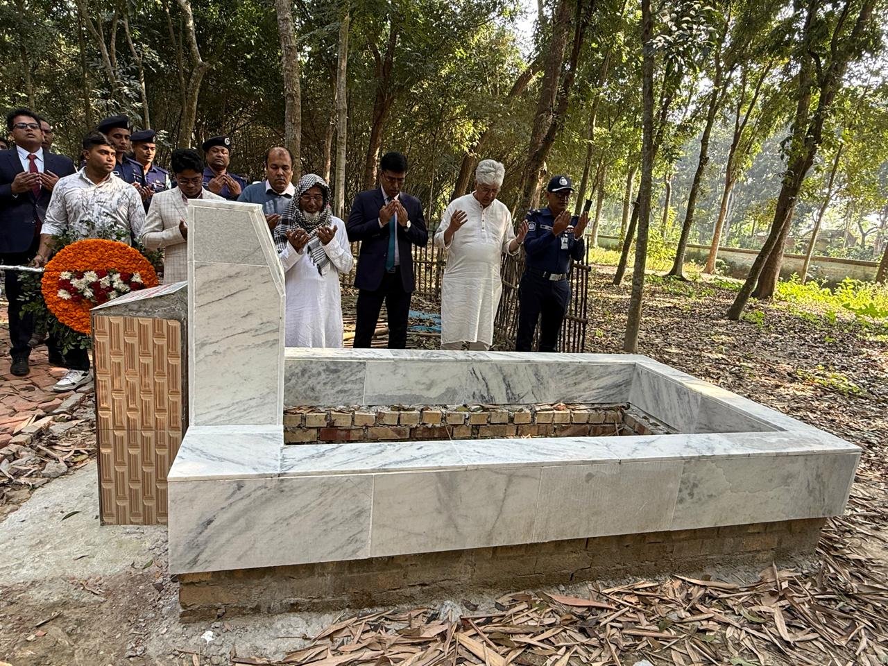 চুয়াডাঙ্গায় শহিদ শাহরিয়ার শুভ'র কবর জিয়ারত করলেন শিল্প উপদেষ্টা