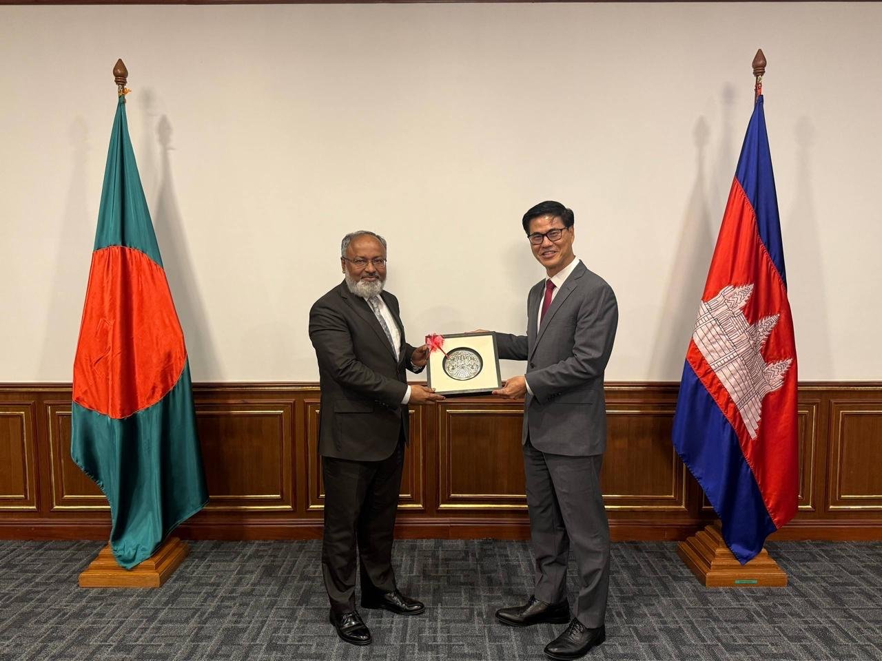 প্রথম পররাষ্ট্র দপ্তর পরামর্শ বৈঠকে বাংলাদেশকে ASEAN সেক্টোরাল ডায়ালগ পার্টনার করার পক্ষে সমর্থন পুনর্ব্যক্ত করল কম্বোডিয়া