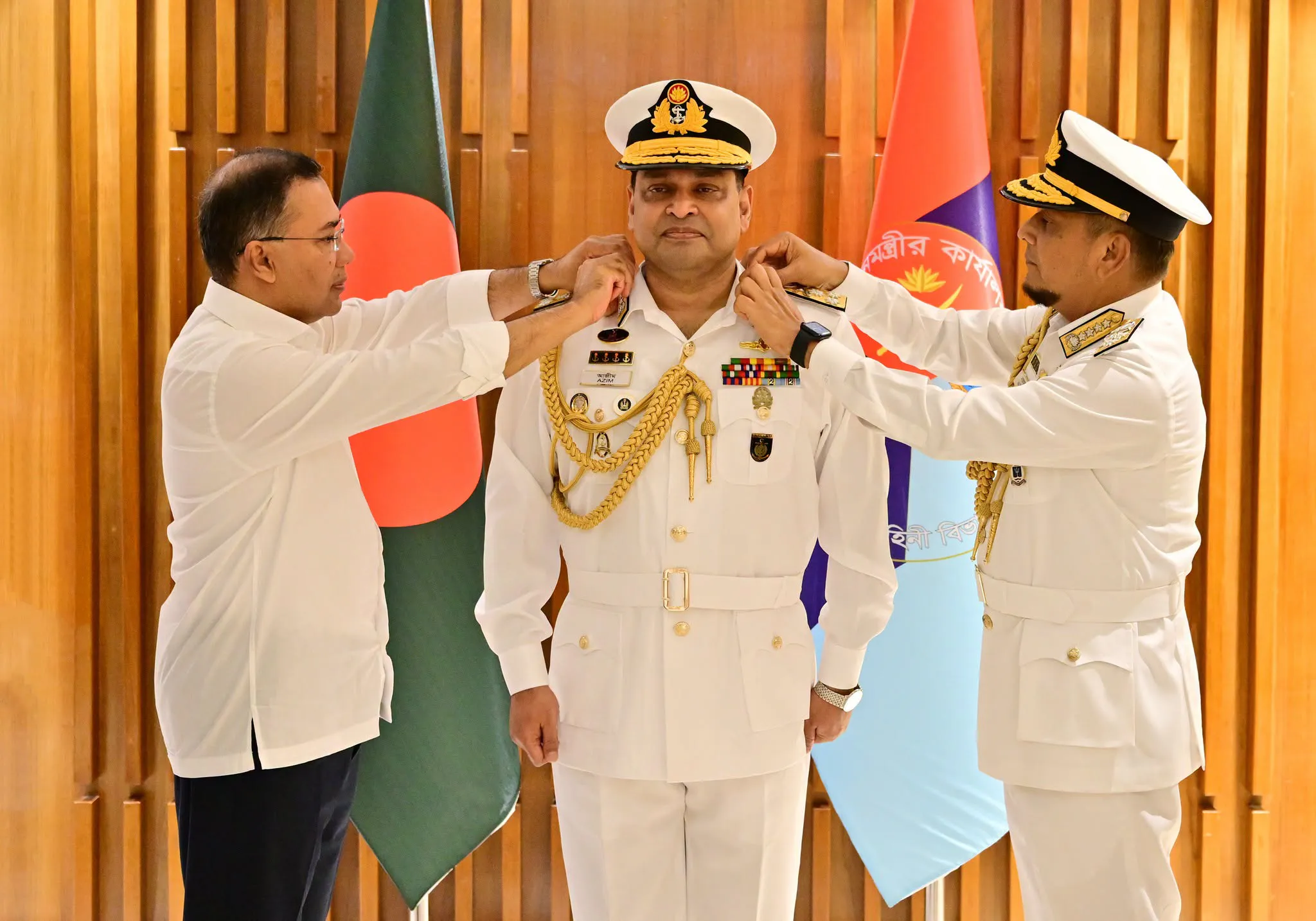 প্রধানমন্ত্রীর হাত থেকে ভাইস এডমিরাল র্যাংক ব্যাজ পরলেন নবনিযুক্ত নৌবাহিনী প্রধান খোন্দকার মিসবাহ উল আজীম