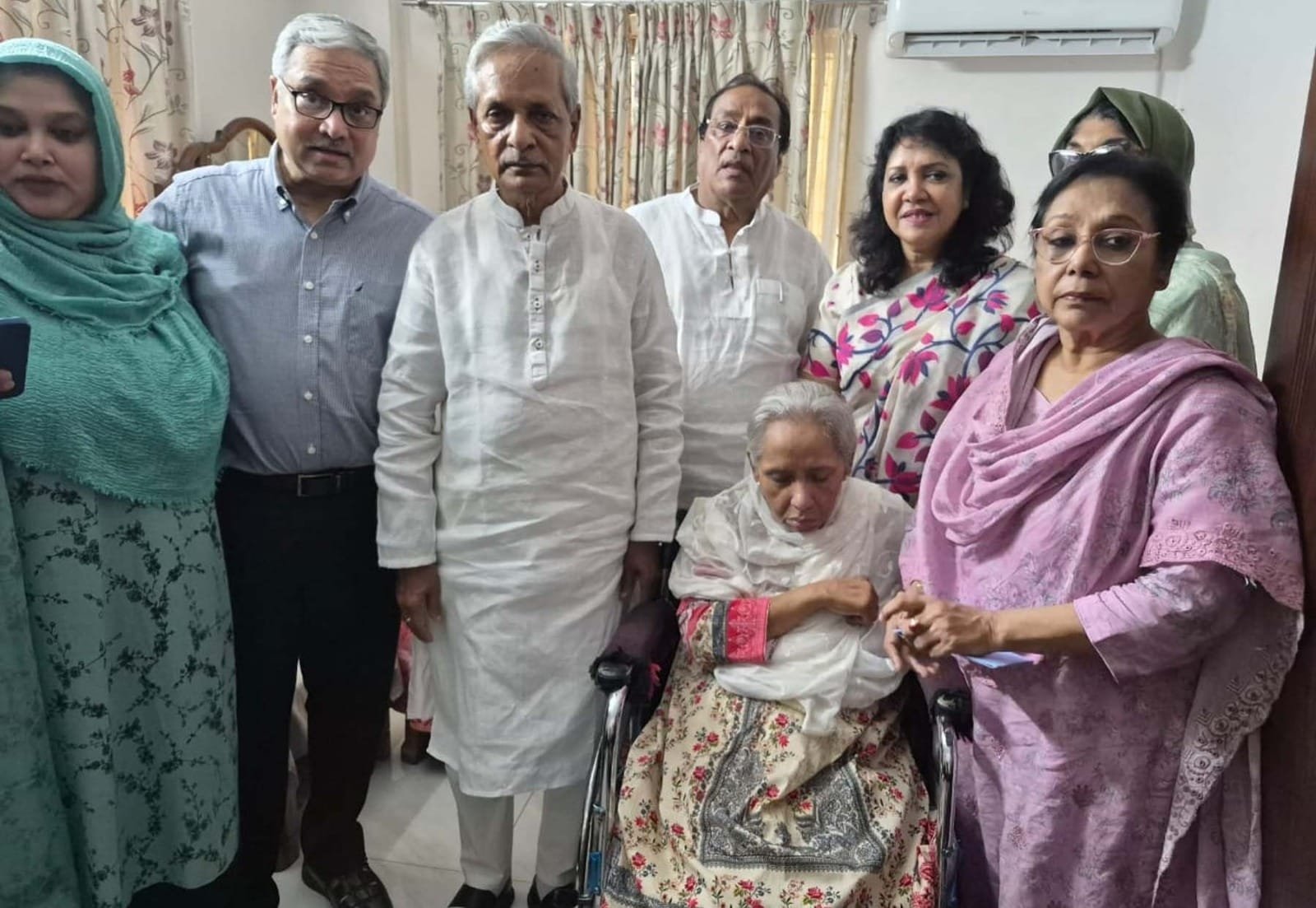 অসুস্থ সংগীত শিল্পী শবনম মুশতারীকে দেখতে তাঁর বাসায় গেলেন সংস্কৃতি মন্ত্রী ও প্রতিমন্ত্রী
