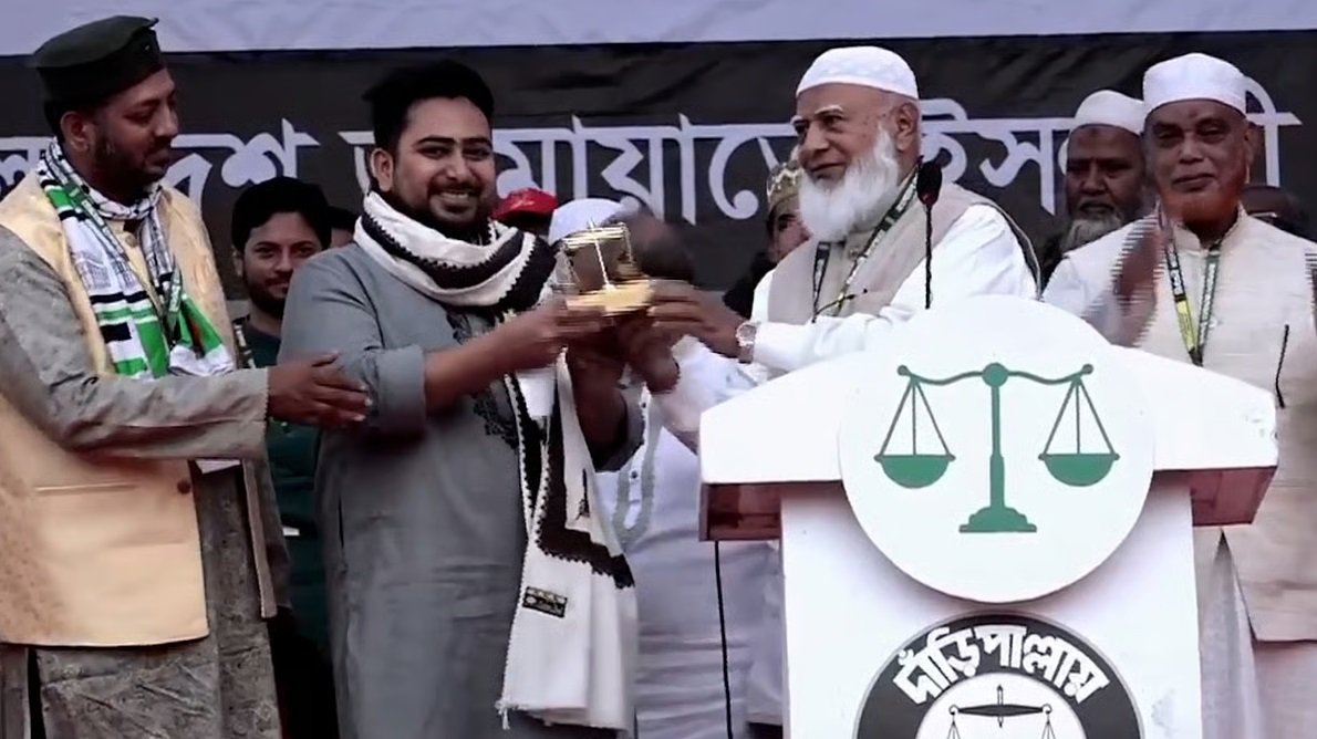 নাহিদ ইসলামের হাতে ‘পাল্লা-কলি’ তুলে দিলেন জামায়াত আমির