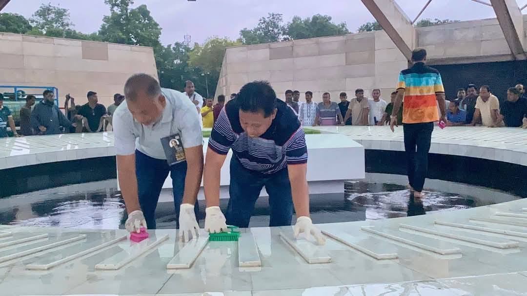 শহীদ প্রেসিডেন্ট জিয়াউর রহমানের ৪৪তম শাহাদাৎ বার্ষিকী উপলক্ষে জিয়া মাজার ও উদ্যান এলাকায় স্বেচ্ছাসেবক দলের পরিষ্কার-পরিচ্ছন্নতা কর্মসূচি