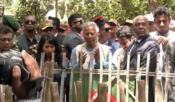 আবু সাঈদের বাড়িতে ড. ইউনূস, করলেন কবর জিয়ারত