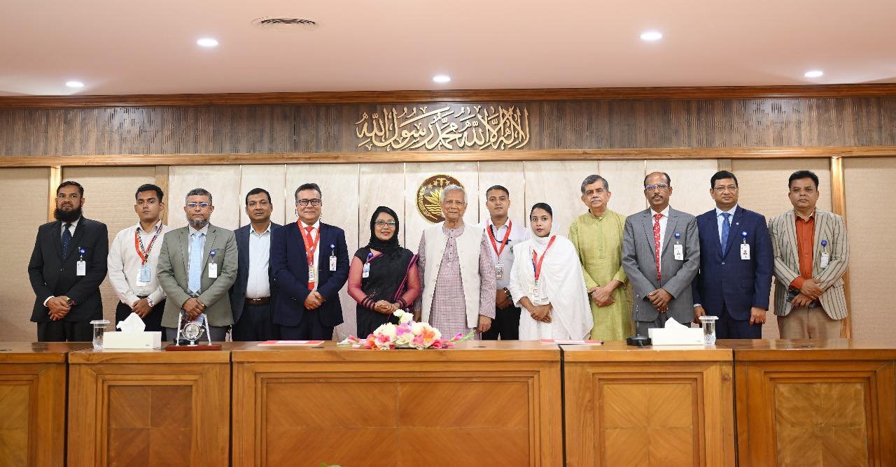 “জুলাই শহীদ স্মৃতি বৃত্তি” চালু করেছে জাতীয় বিশ্ববিদ্যালয়; তিন শিক্ষার্থীর হাতে বৃত্তির চেক তুলে এর উদ্বোধন করেন প্রধান উপদেষ্টা