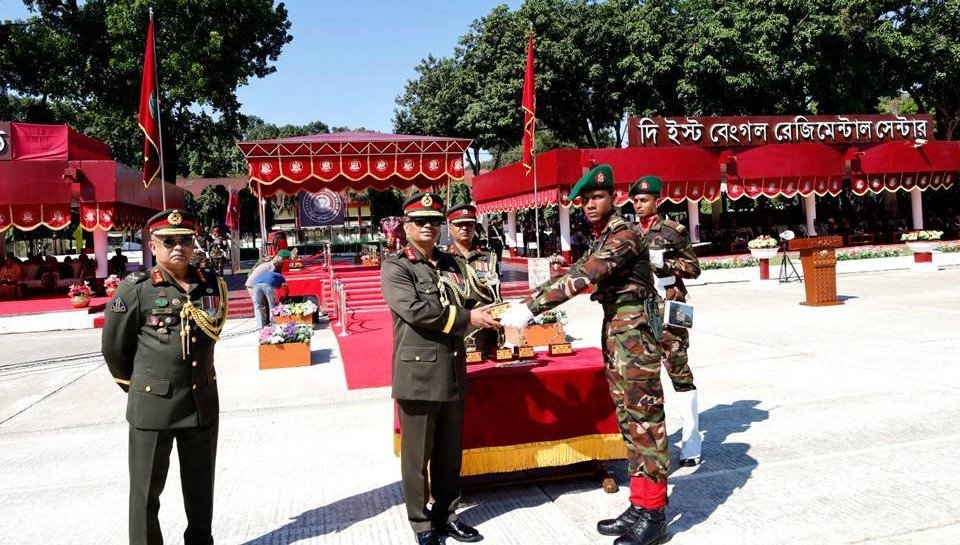 সেনাবাহিনীর ইস্ট বেঙ্গল রেজিমেন্ট ও আর্মার্ড কোরের রিক্রুট ব্যাচ–২০২৫ এর কুচকাওয়াজ অনুষ্ঠিত
