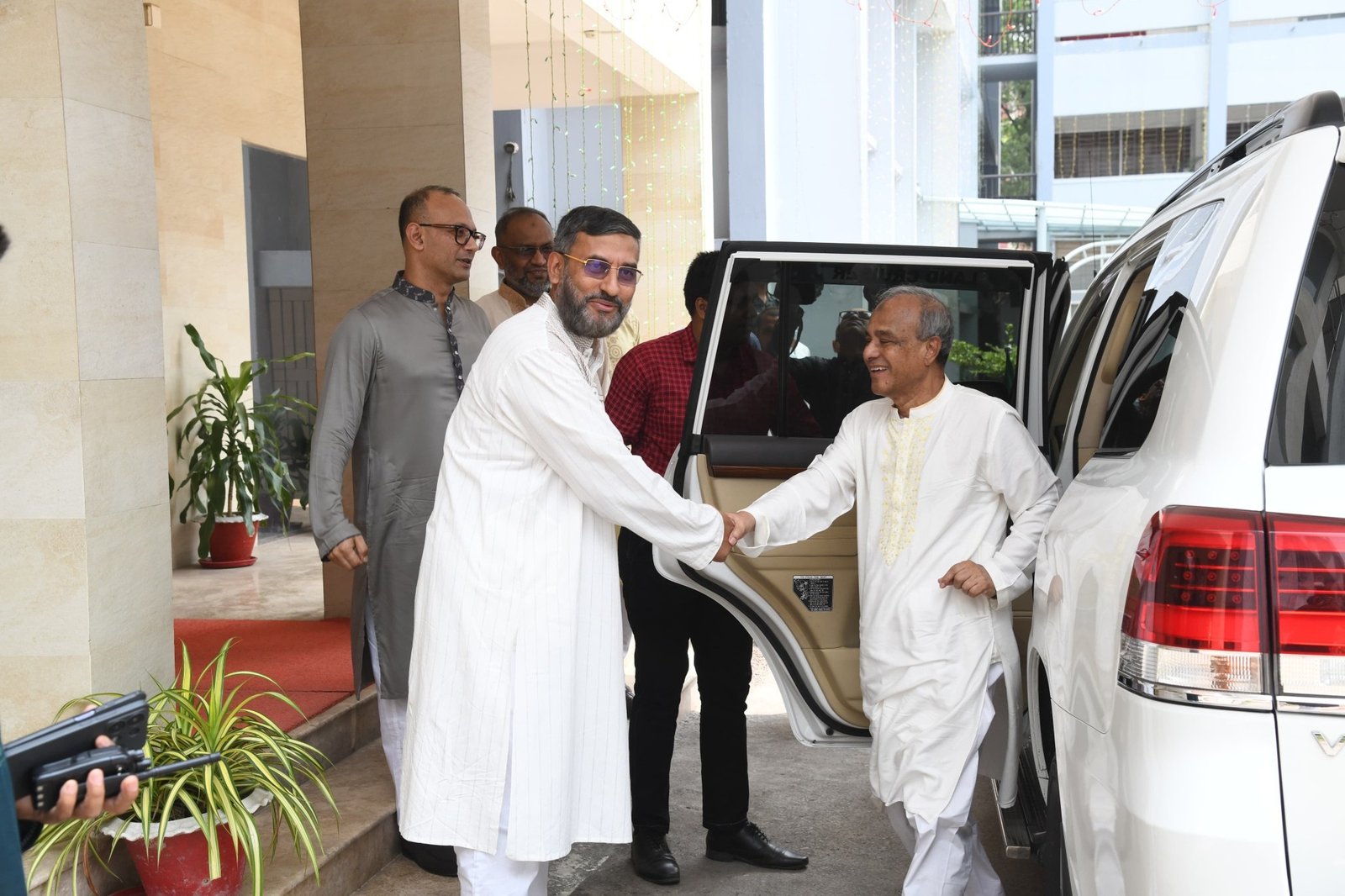 ঈদের শুভেচ্ছা বিনিময় উপলক্ষে স্বরাষ্ট্র উপদেষ্টা মহোদয়ের আনসার ও গ্রাম প্রতিরক্ষা বাহিনীর সদর দপ্তর পরিদর্শন