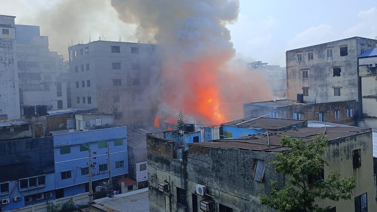 মিরপুরে কারখানা ও কেমিক্যাল গোডাউনে ভয়াবহ বিস্ফোরণ, আগুন নিয়ন্ত্রণে ফায়ার সার্ভিসের ১২ ইউনিট