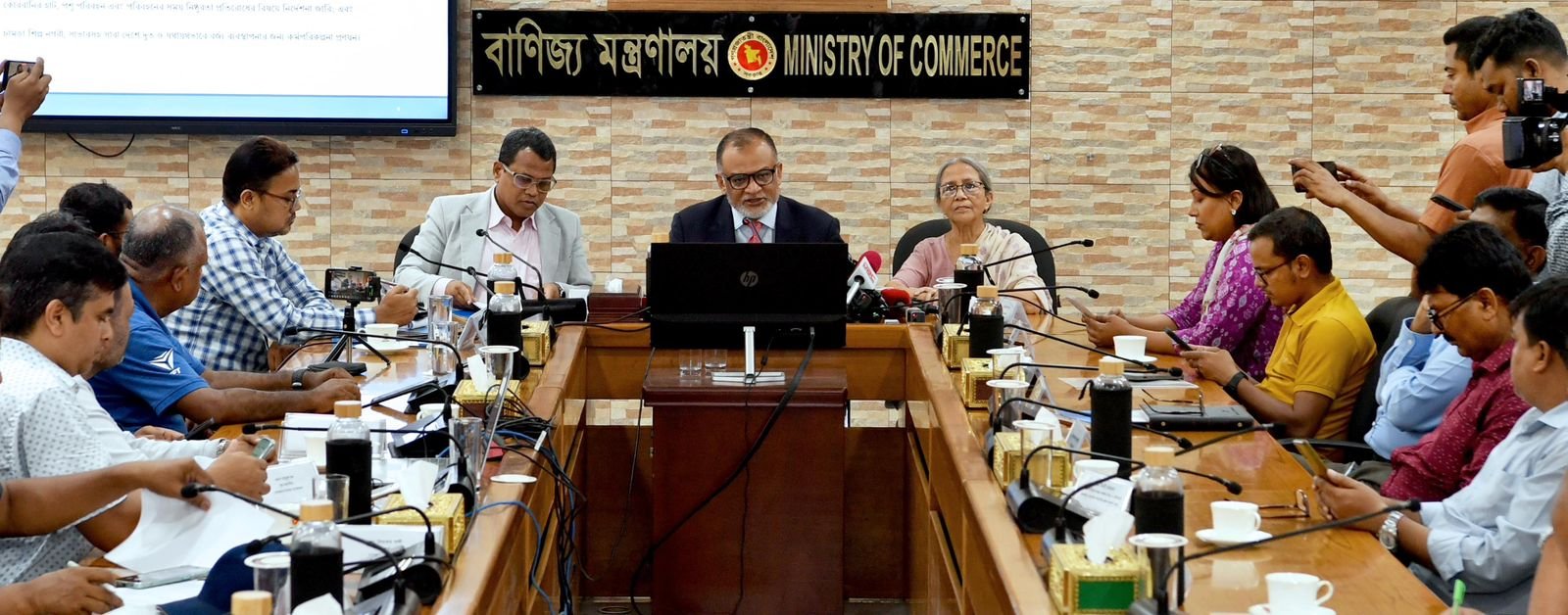 কোরবানির চামড়ার উপযুক্ত দাম নিশ্চিত করতে সংরক্ষণে সহায়তা দিবে সরকার : বাণিজ্য উপদেষ্টা