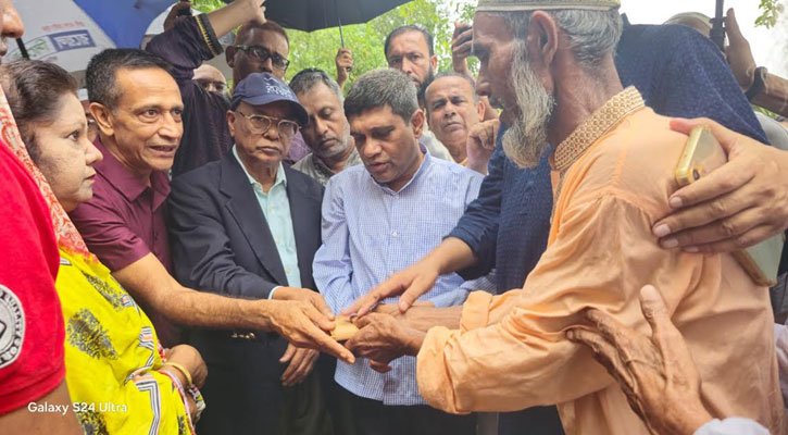 ফেনীতে ছাত্র-জনতার আন্দোলনে নিহতদের আর্থিক সহায়তা দিল বিএনপি