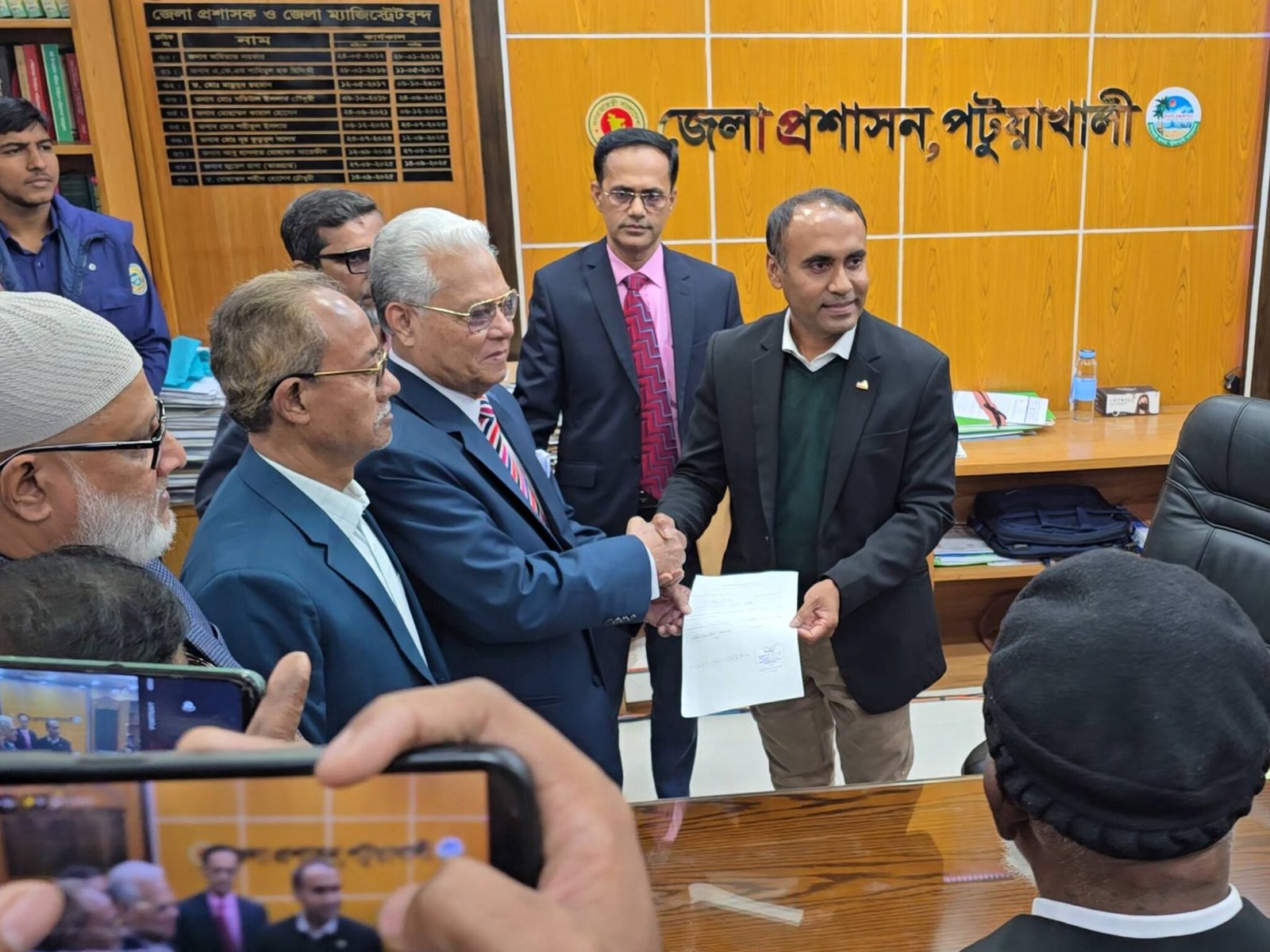পটুয়াখালী-১ আসনে মনোনয়ন পত্র দাখিল করেছেন বিএনপির মনোনীত প্রার্থী আলহাজ্ব আলতাফ চৌধুরী