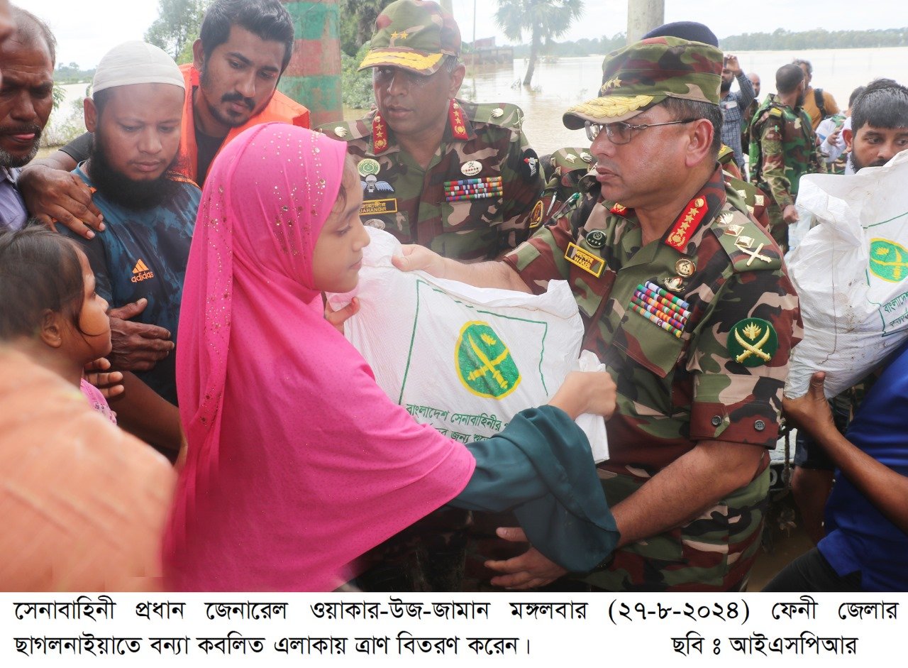 ফেনী জেলার ছাগলনাইয়াতে বন্যাকবলিত এলাকা পরিদর্শন করলেন সেনাবাহিনী প্রধান
