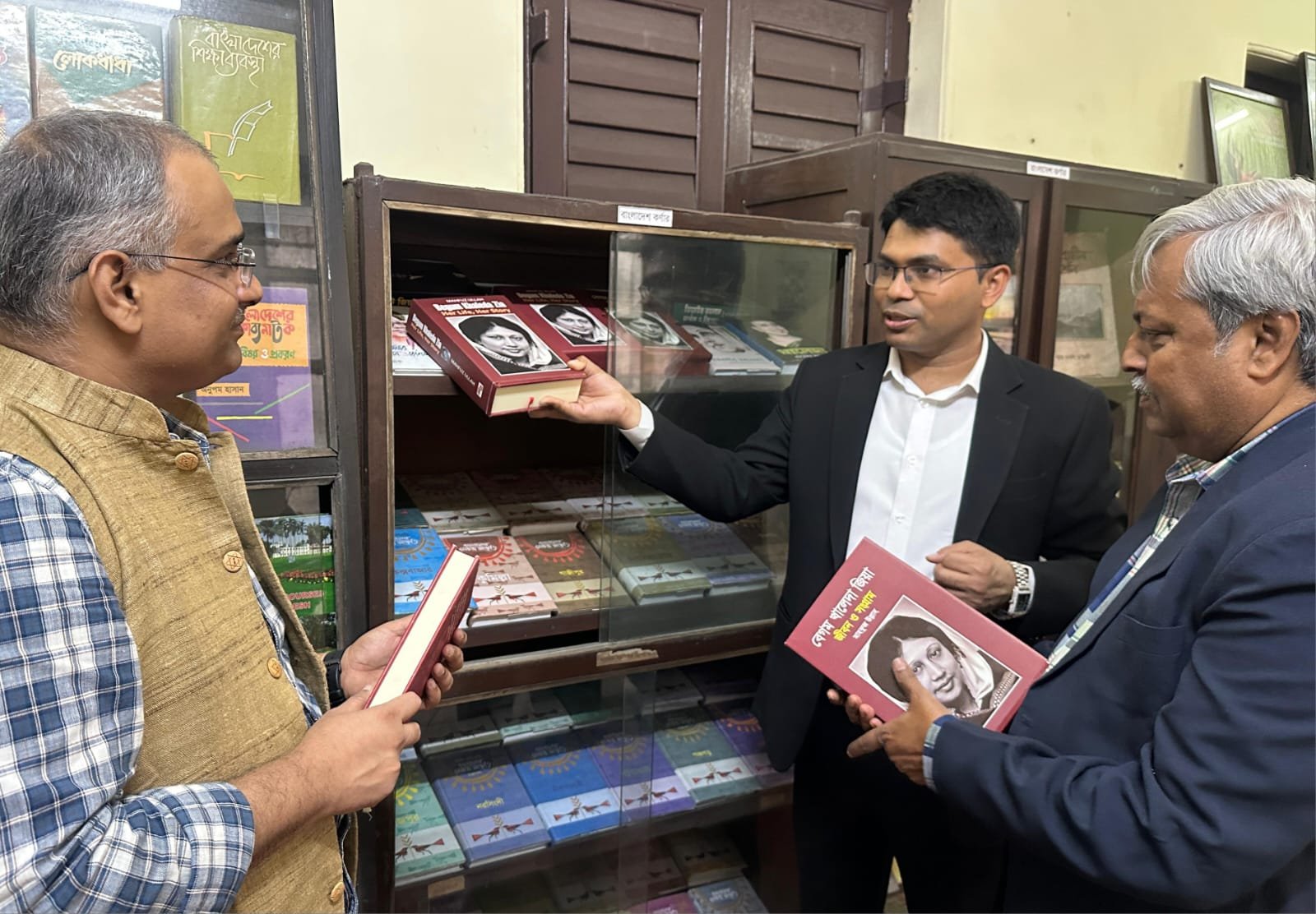 কলকাতায় বাংলাদেশ উপ-হাইকমিশনের লাইব্রেরিতে যুক্ত হলো খালেদা জিয়াকে নিয়ে লেখা বই